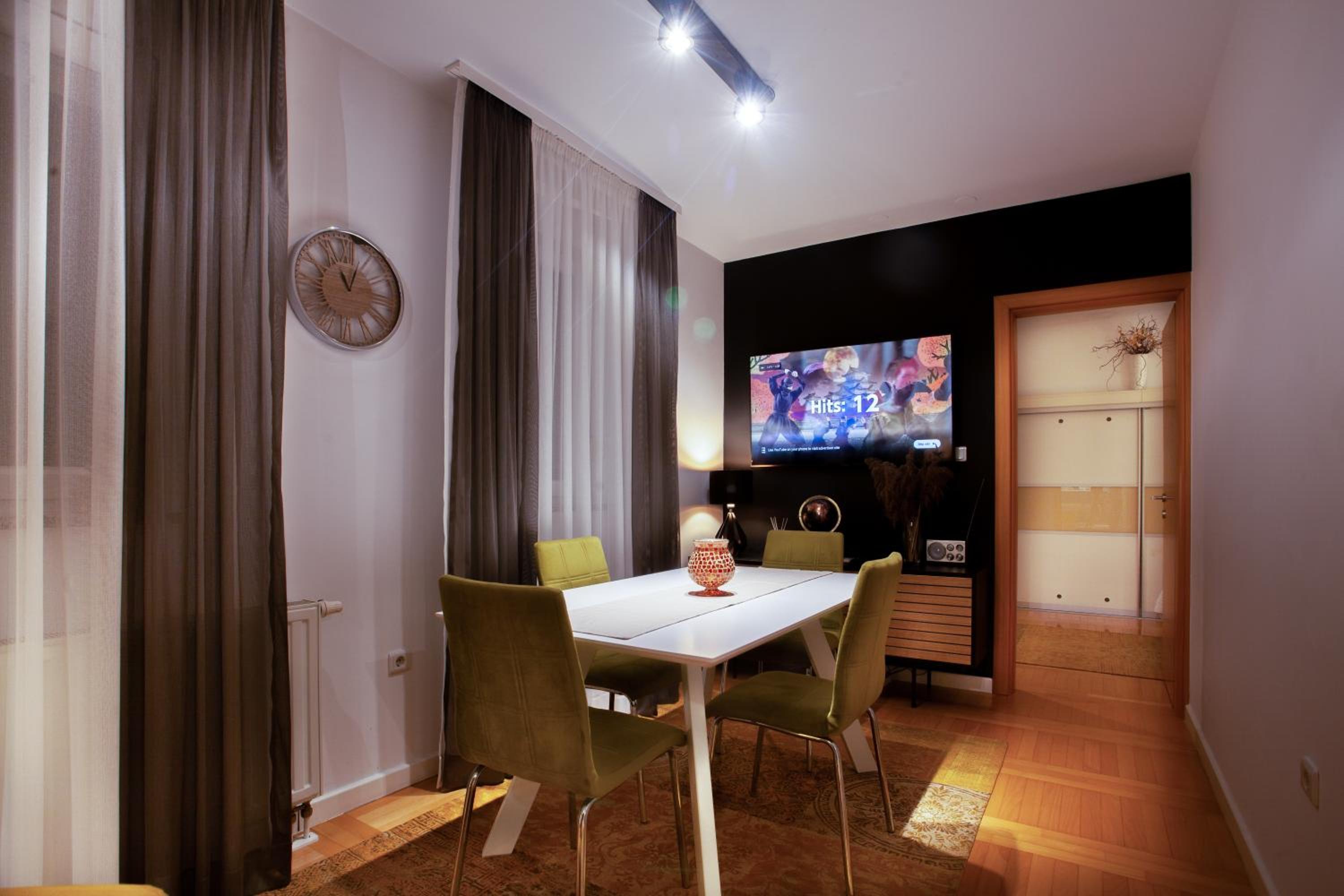 Apartment with Terrace - Photo 21
