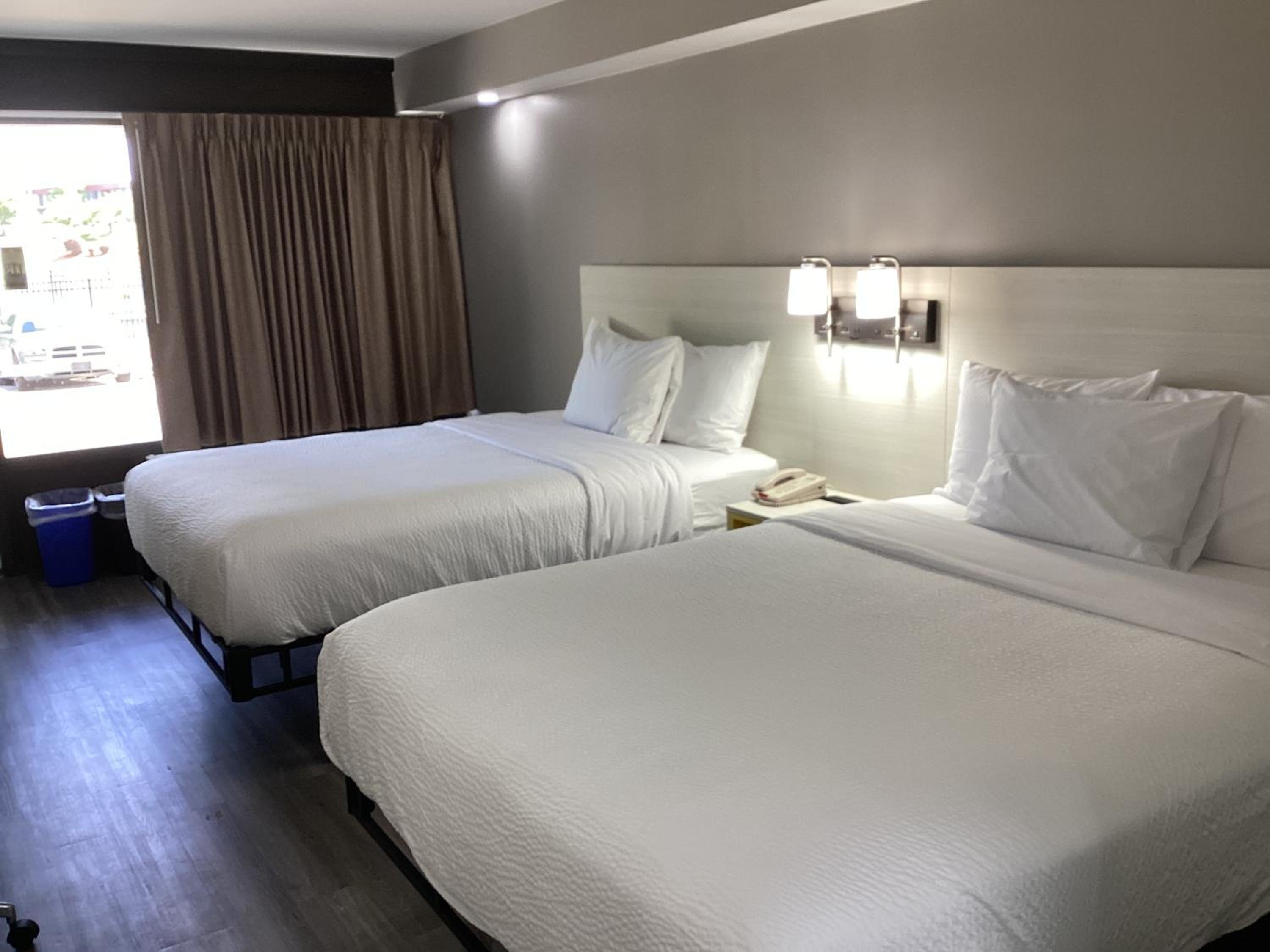 Queen Room with Two Queen Beds - Non-Smoking - Photo 2