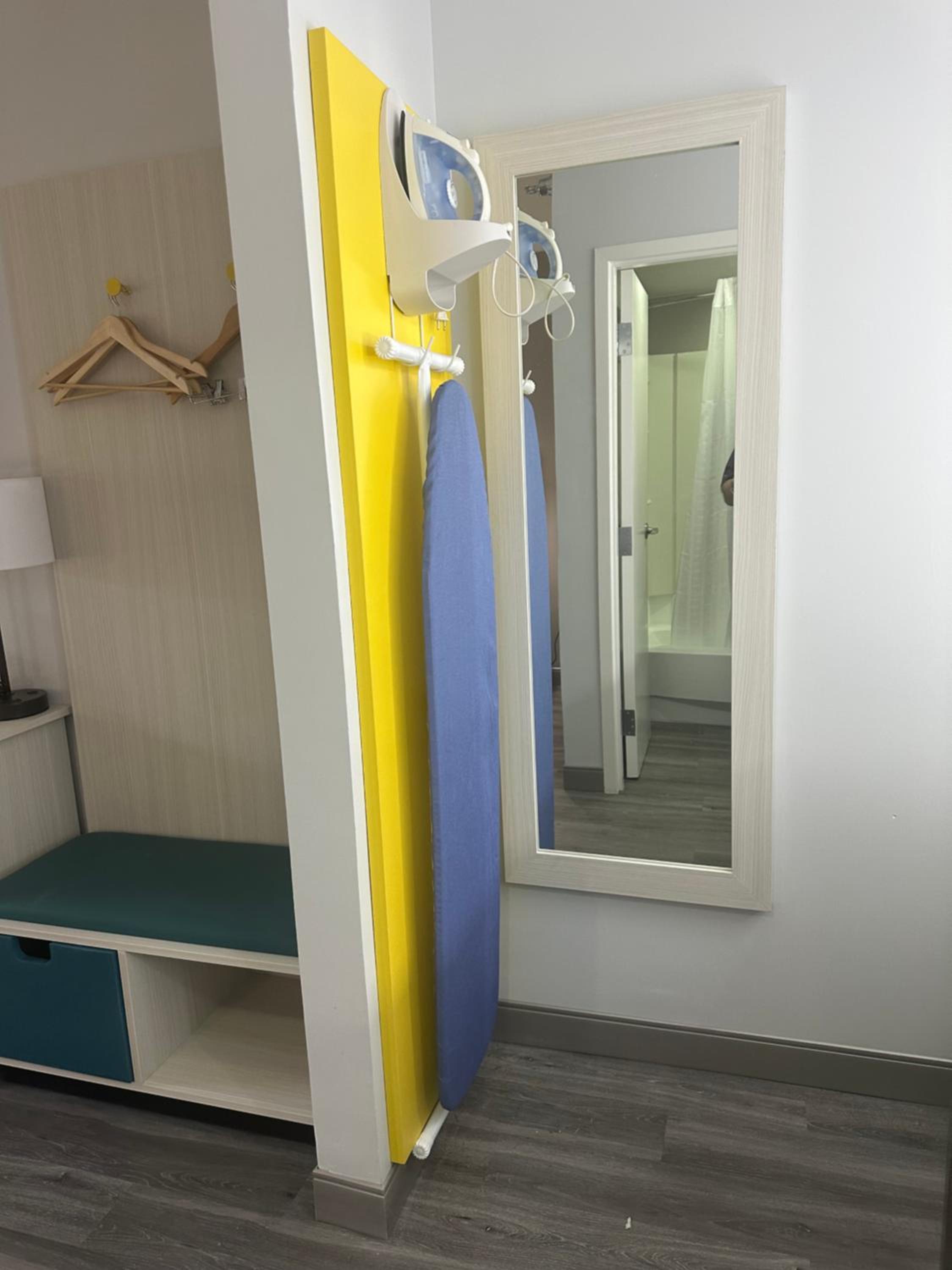 Deluxe King Room - Non-Smoking - Photo 3