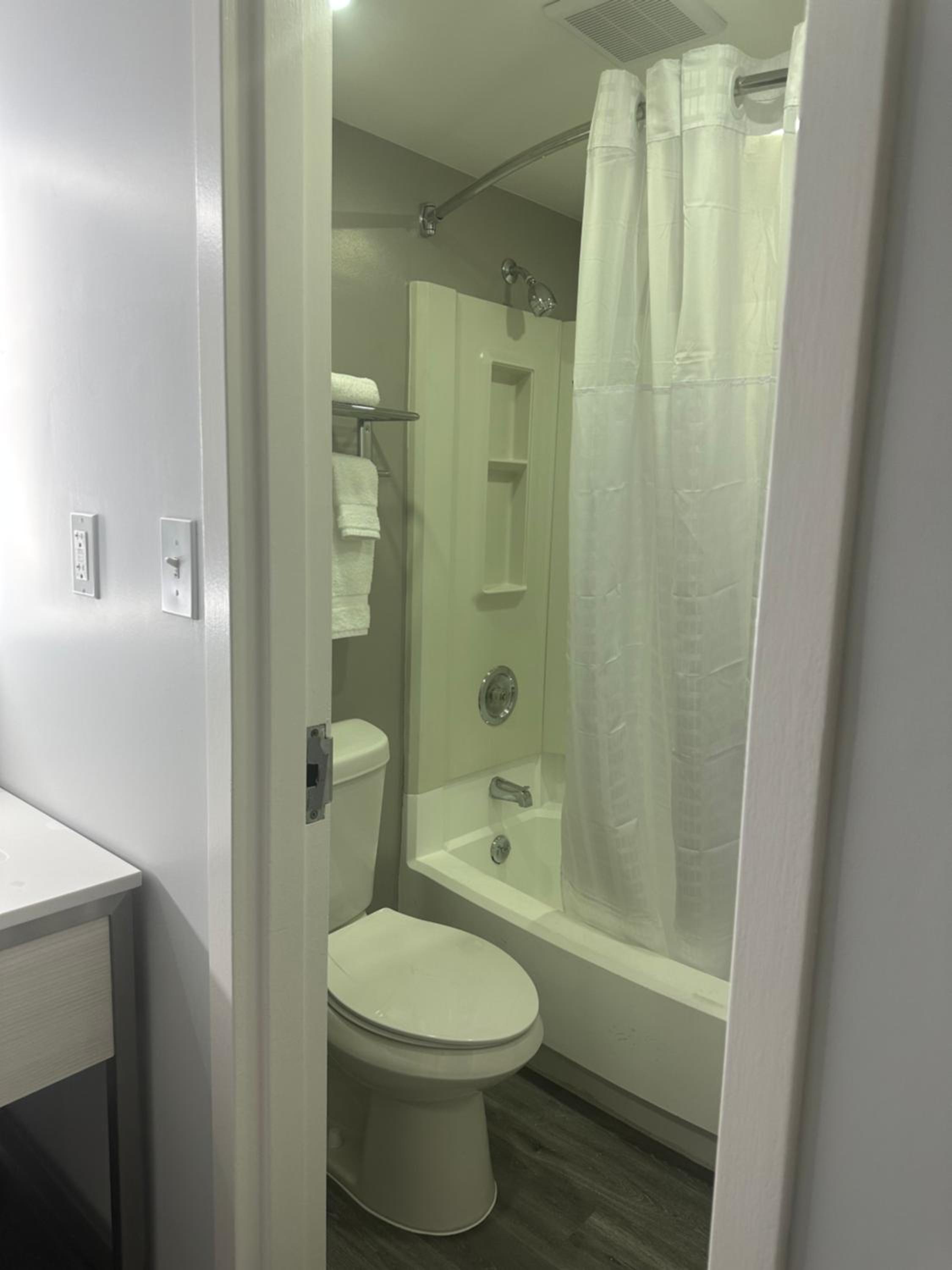 Deluxe King Room - Non-Smoking - Photo 4