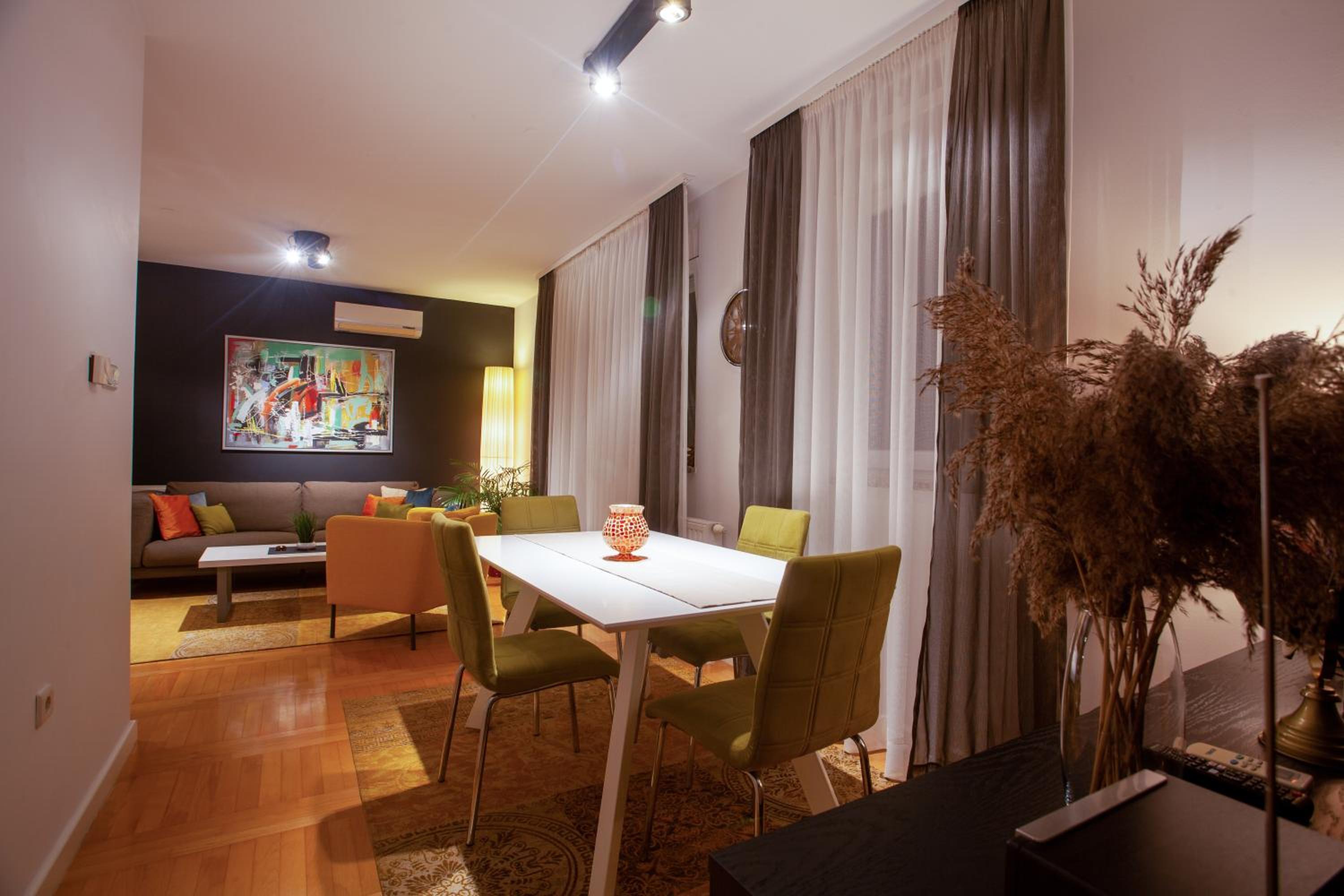 Apartment with Terrace - Photo 25