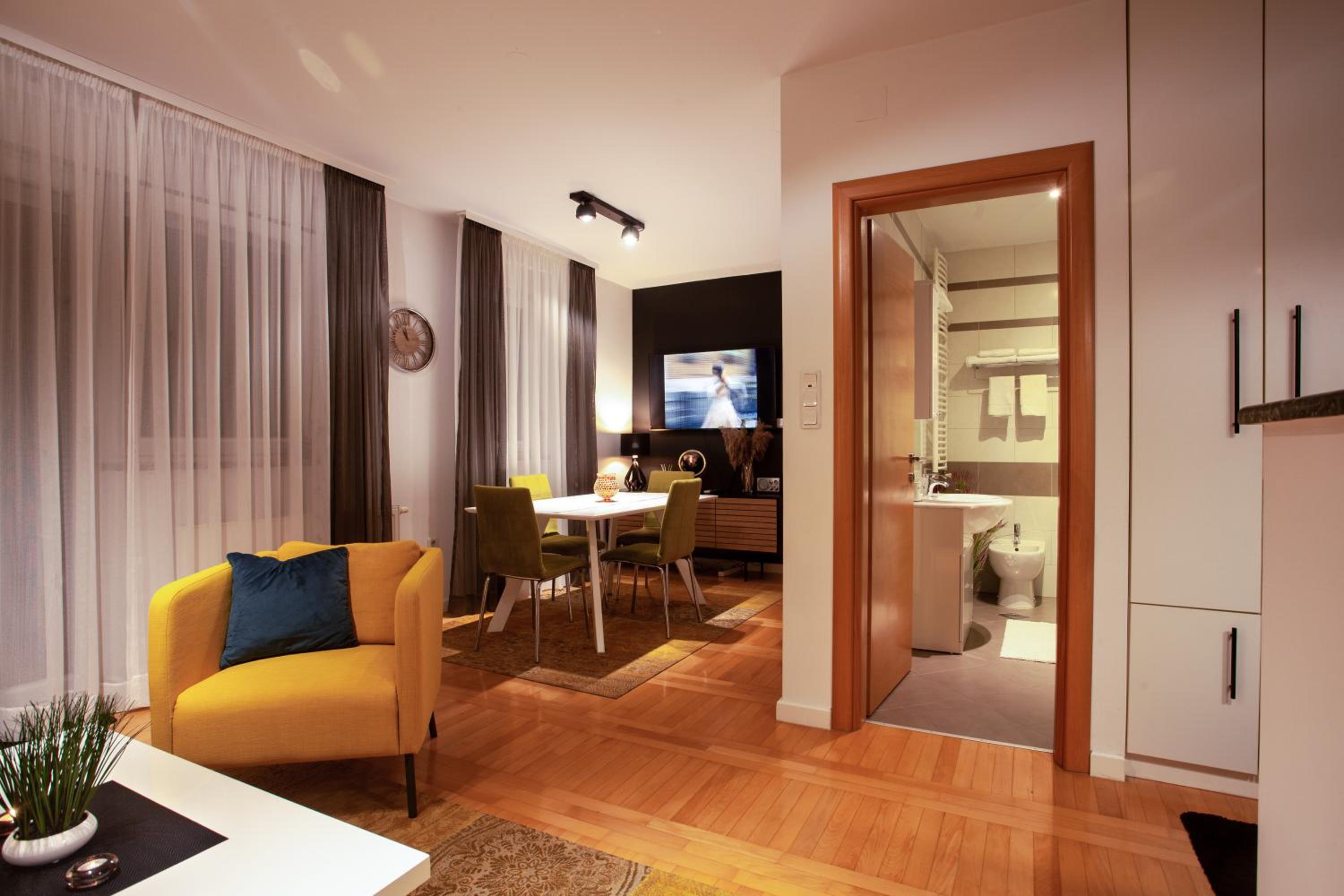 Apartment with Terrace - Photo 26