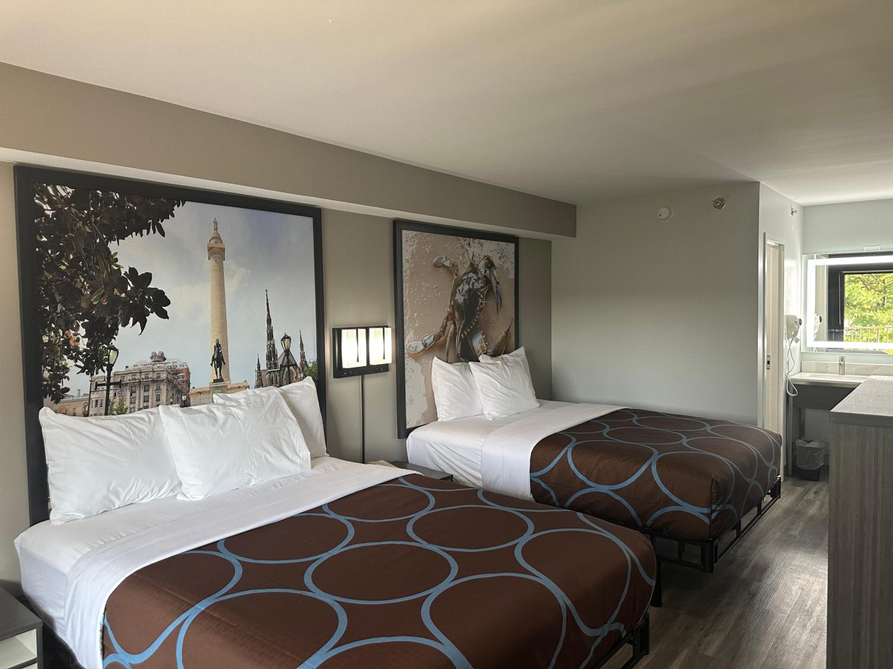 Double Room with Two Double Beds and Bathtub - Mobility/Hearing Accessible - Non-Smoking - Photo 4