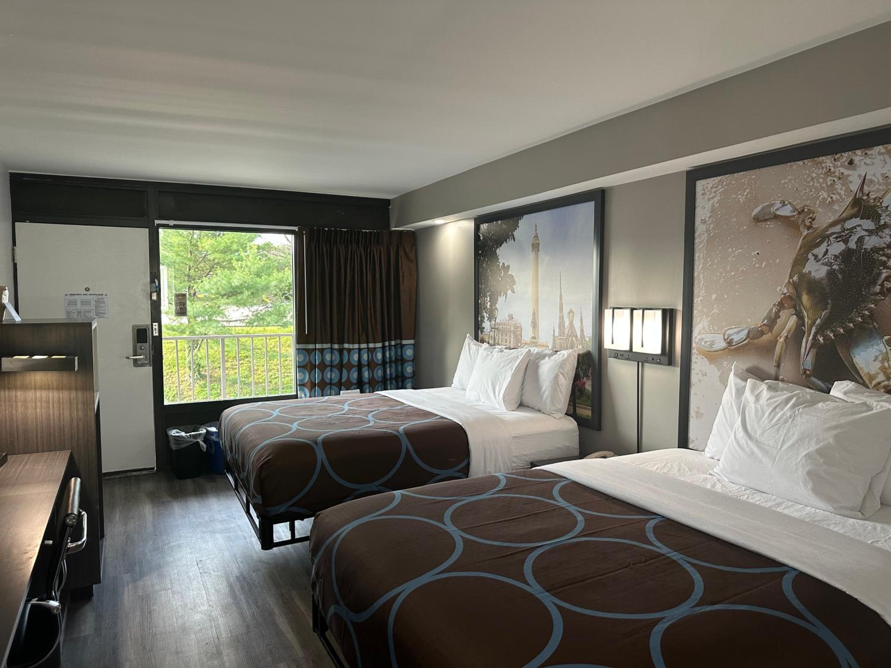 Double Room with Two Double Beds and Roll-In Shower - Mobility/Hearing Accessible - Non-Smoking - Photo 3