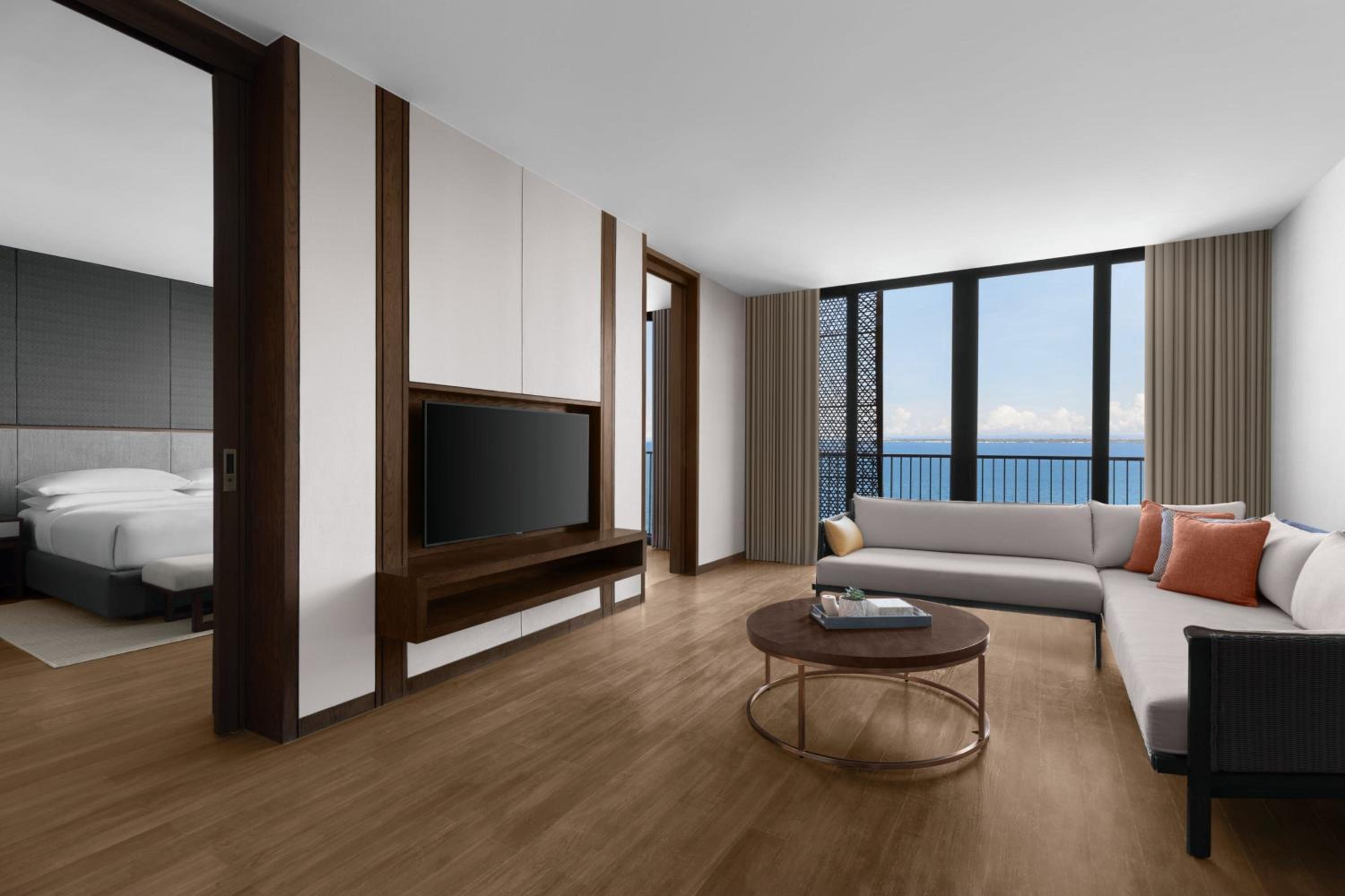 Junior King Suite with Balcony and Ocean View - Photo 2