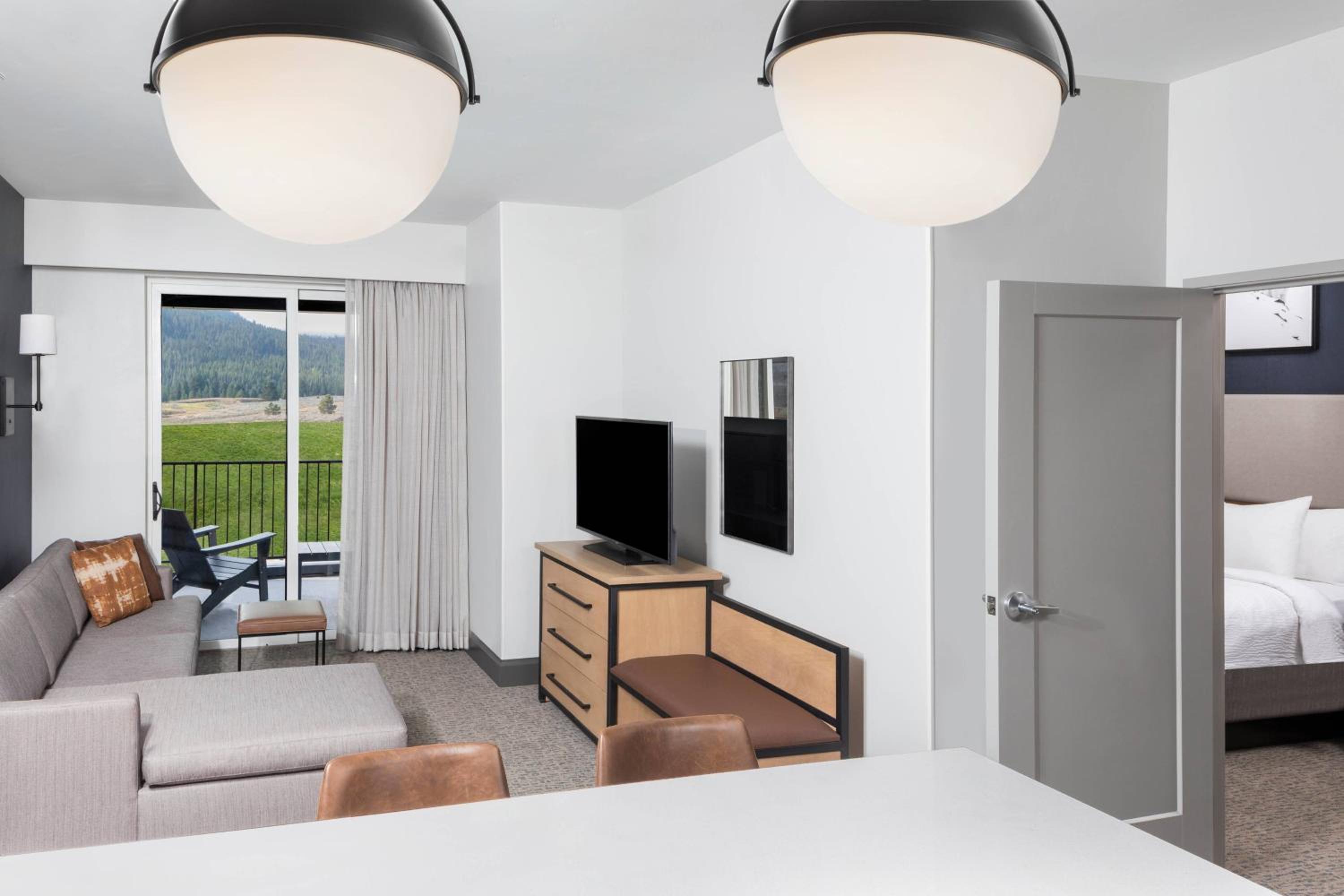 1 Bedroom Suite, 1 King, Balcony - Photo 1