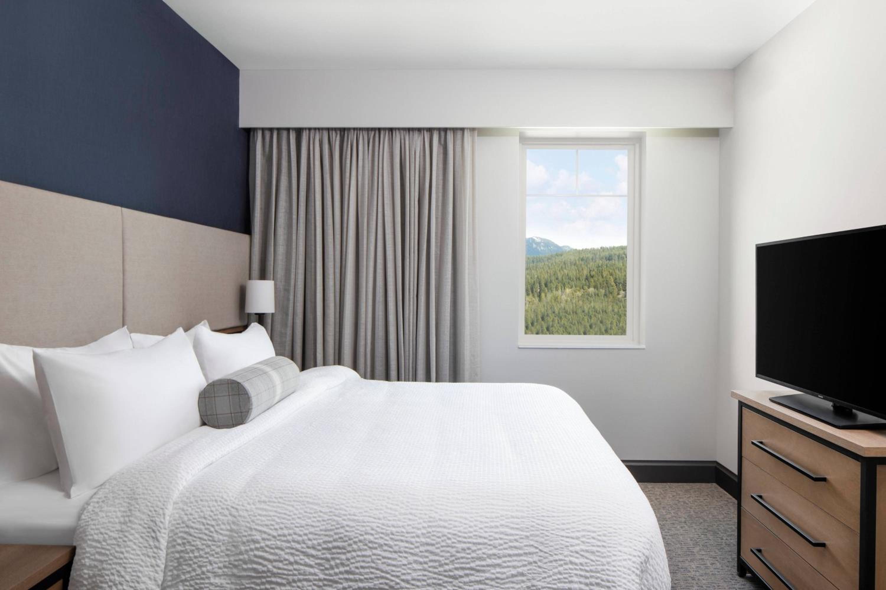 1 Bedroom Suite, 1 King - Photo 3