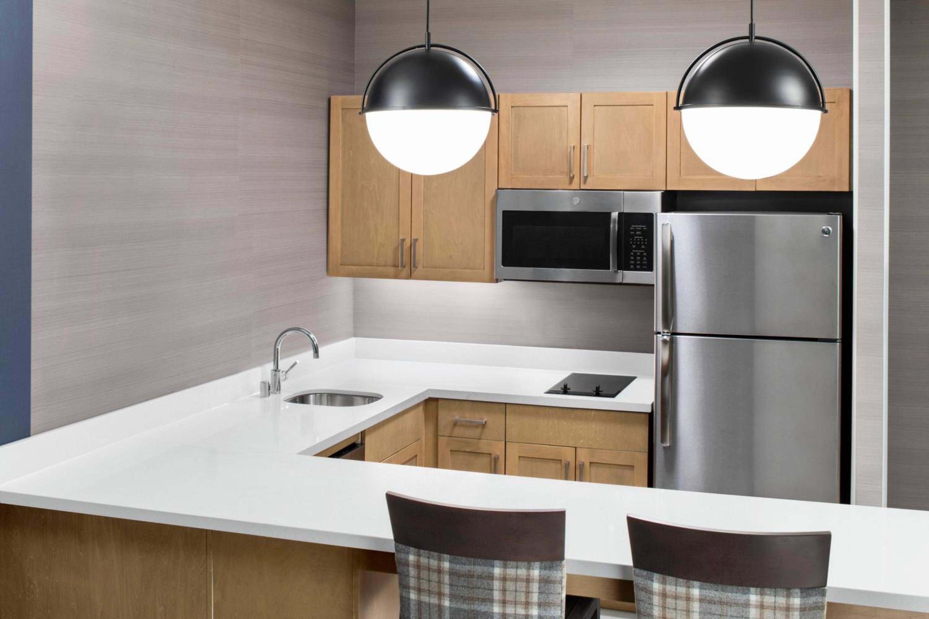 1 Bedroom Suite, 1 King - Photo 2