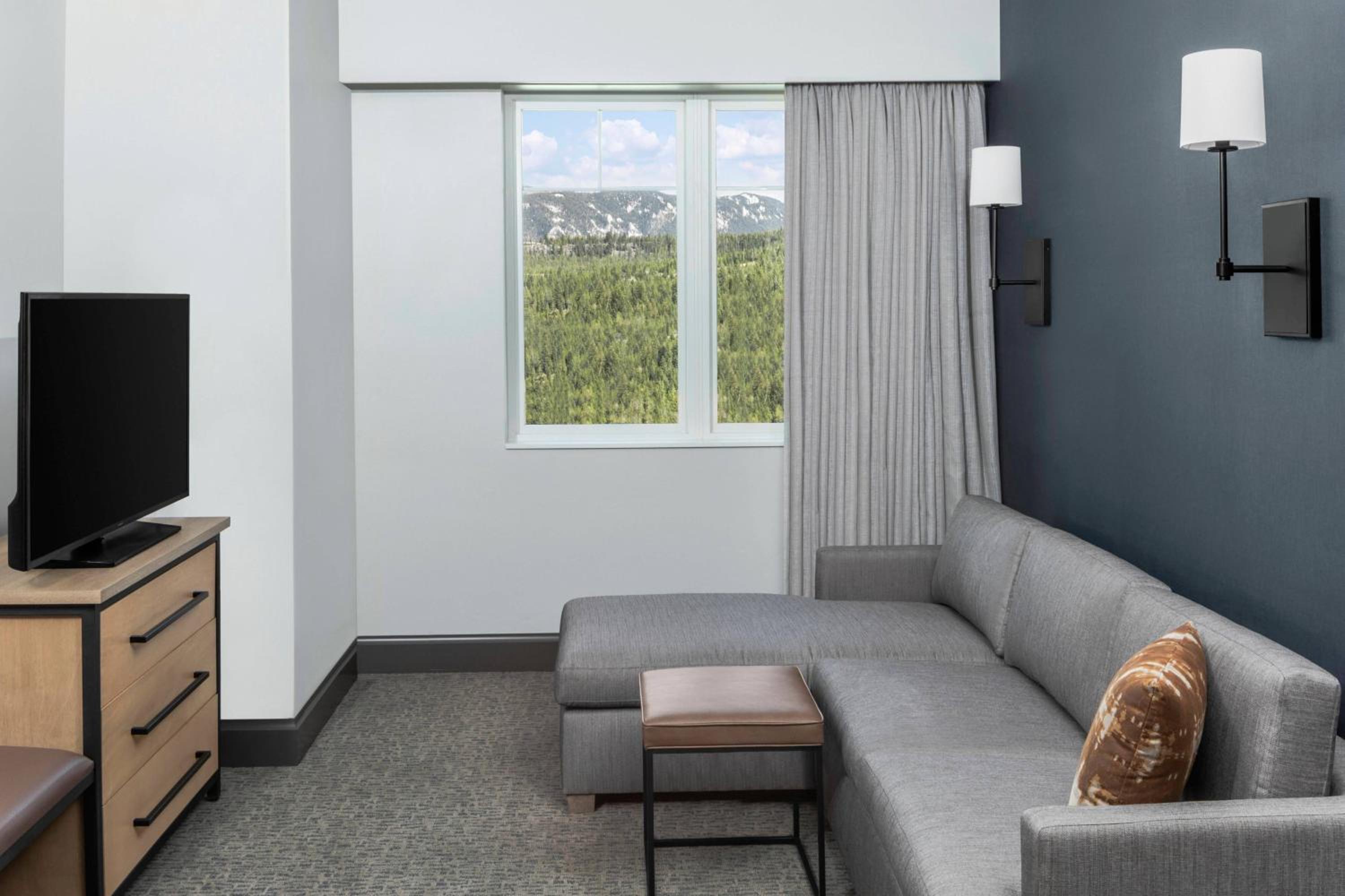 1 Bedroom Suite, 1 King - Photo 1