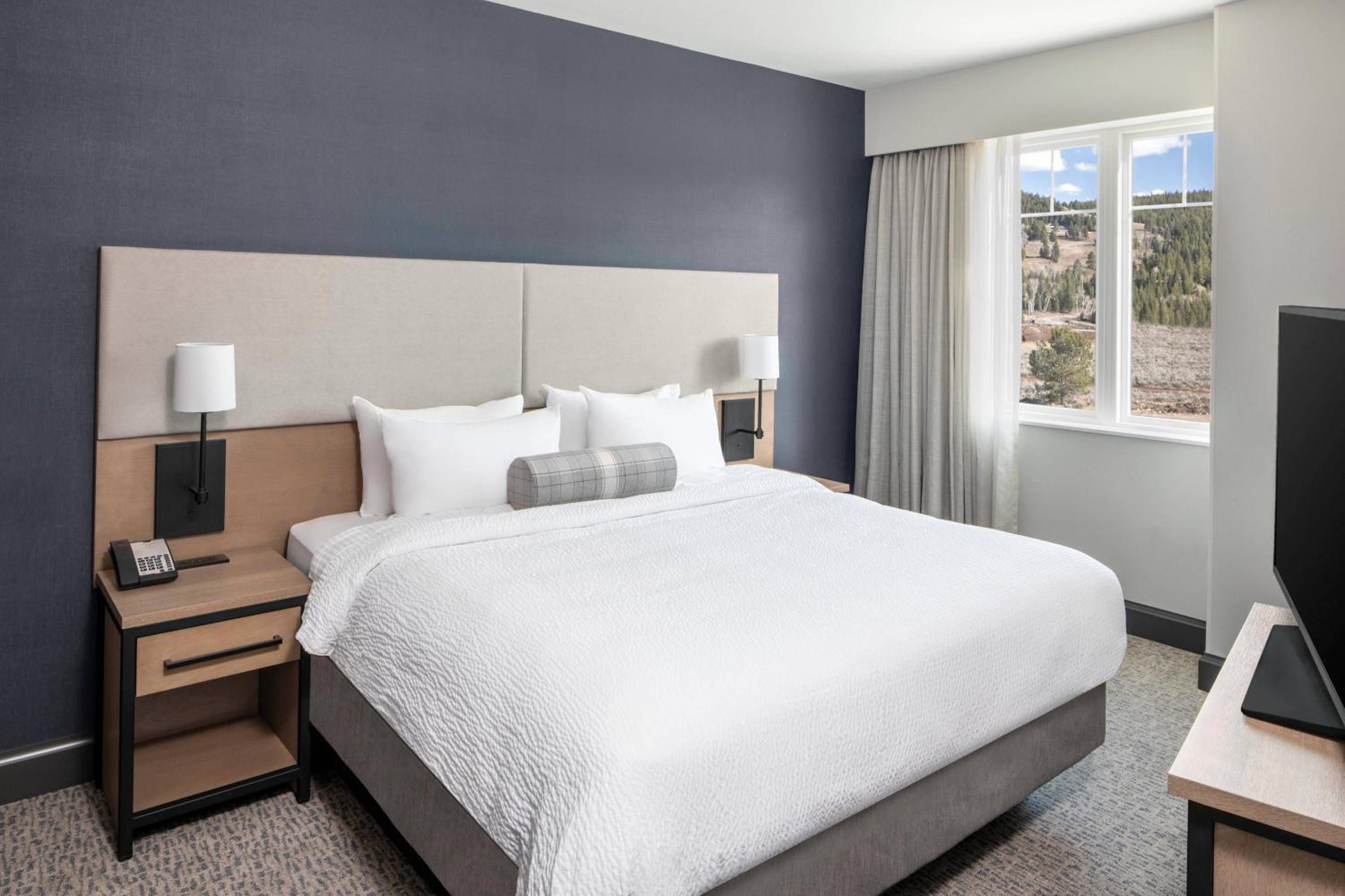 2 Bedroom Suite, Bedroom 1: 1 King, Bedroom 2: 1 King - Photo 6