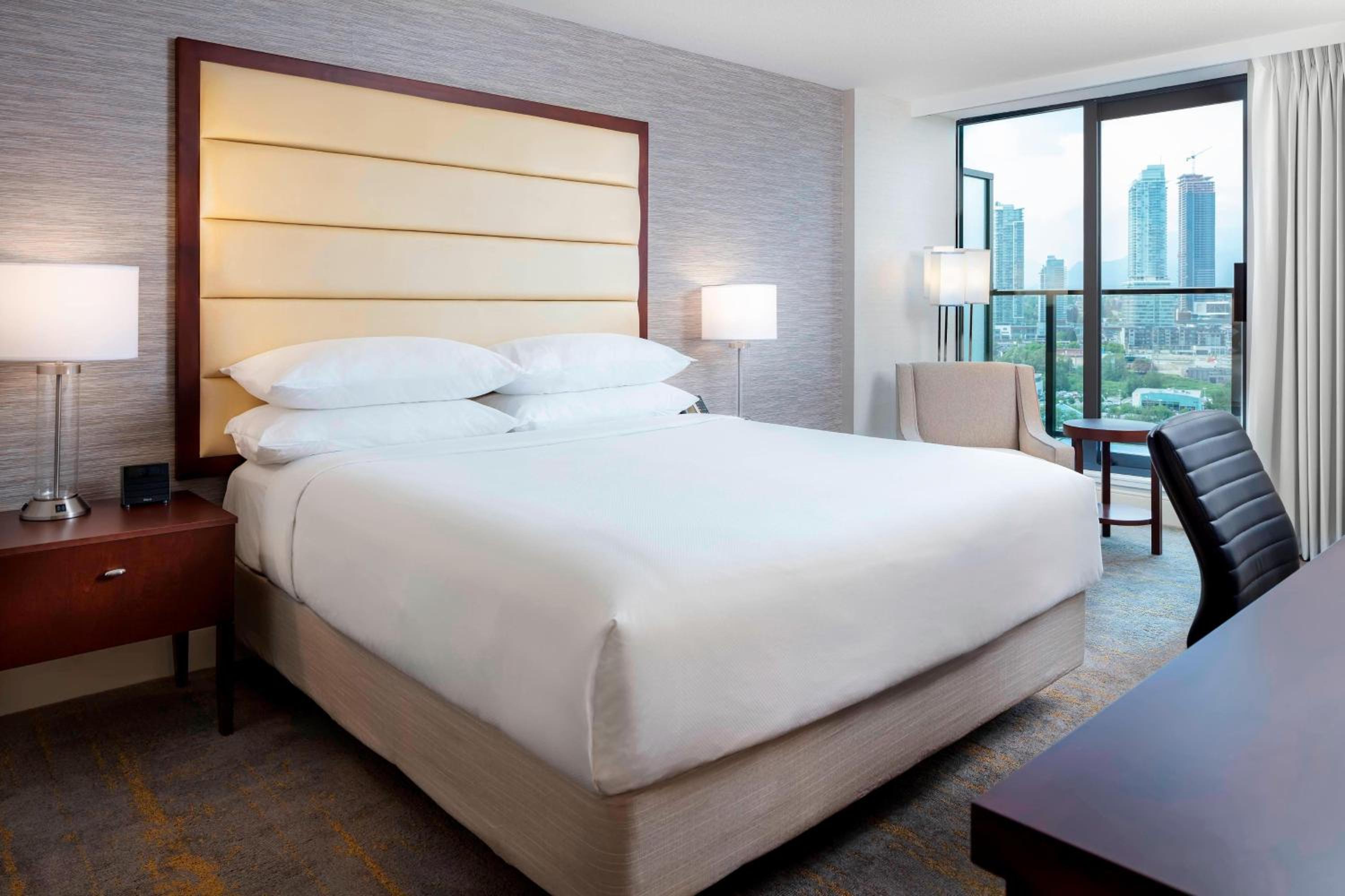 King Guest Room with Balcony and City View - Photo 1