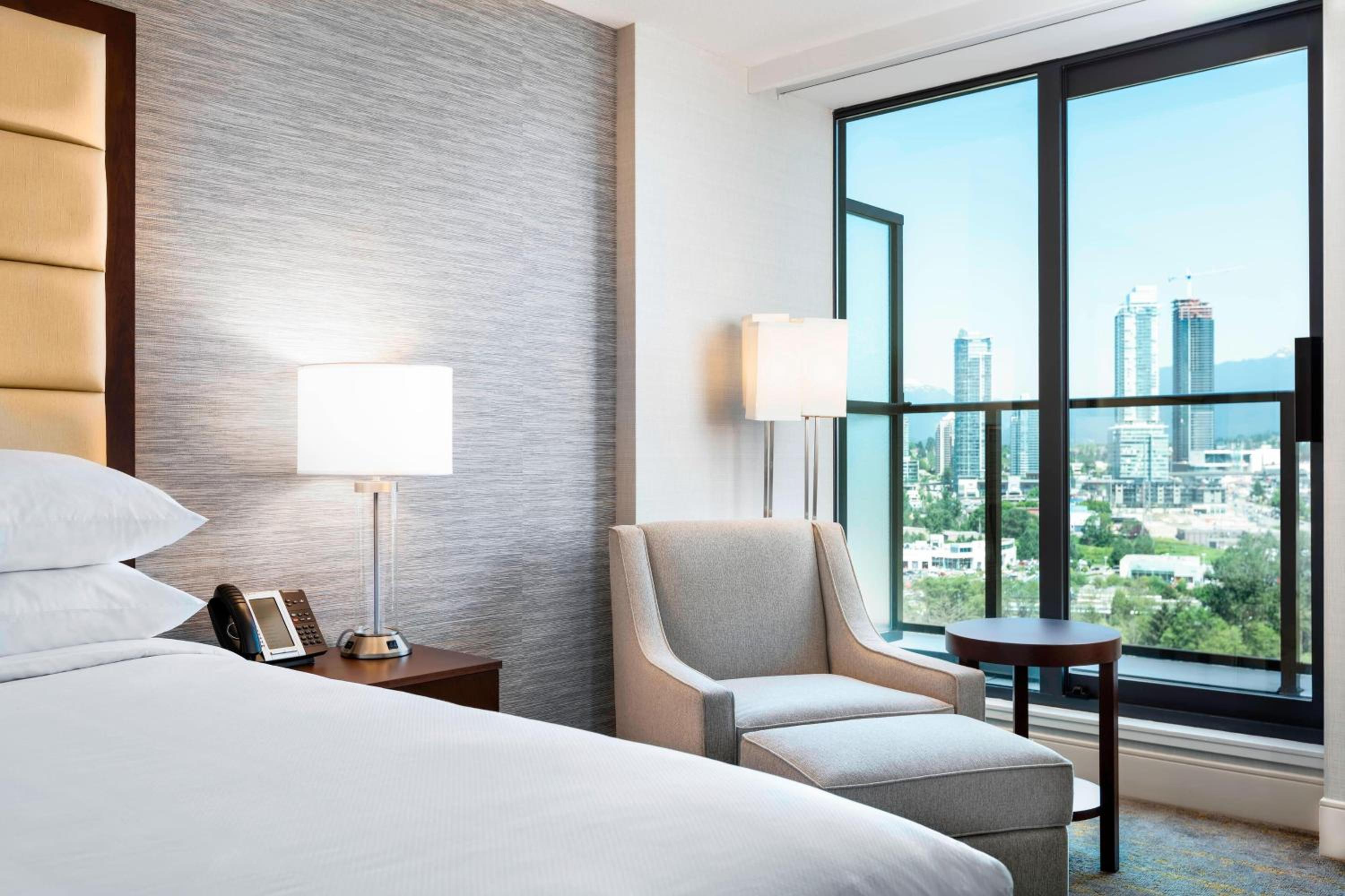 King Guest Room with Balcony and City View - Photo 4