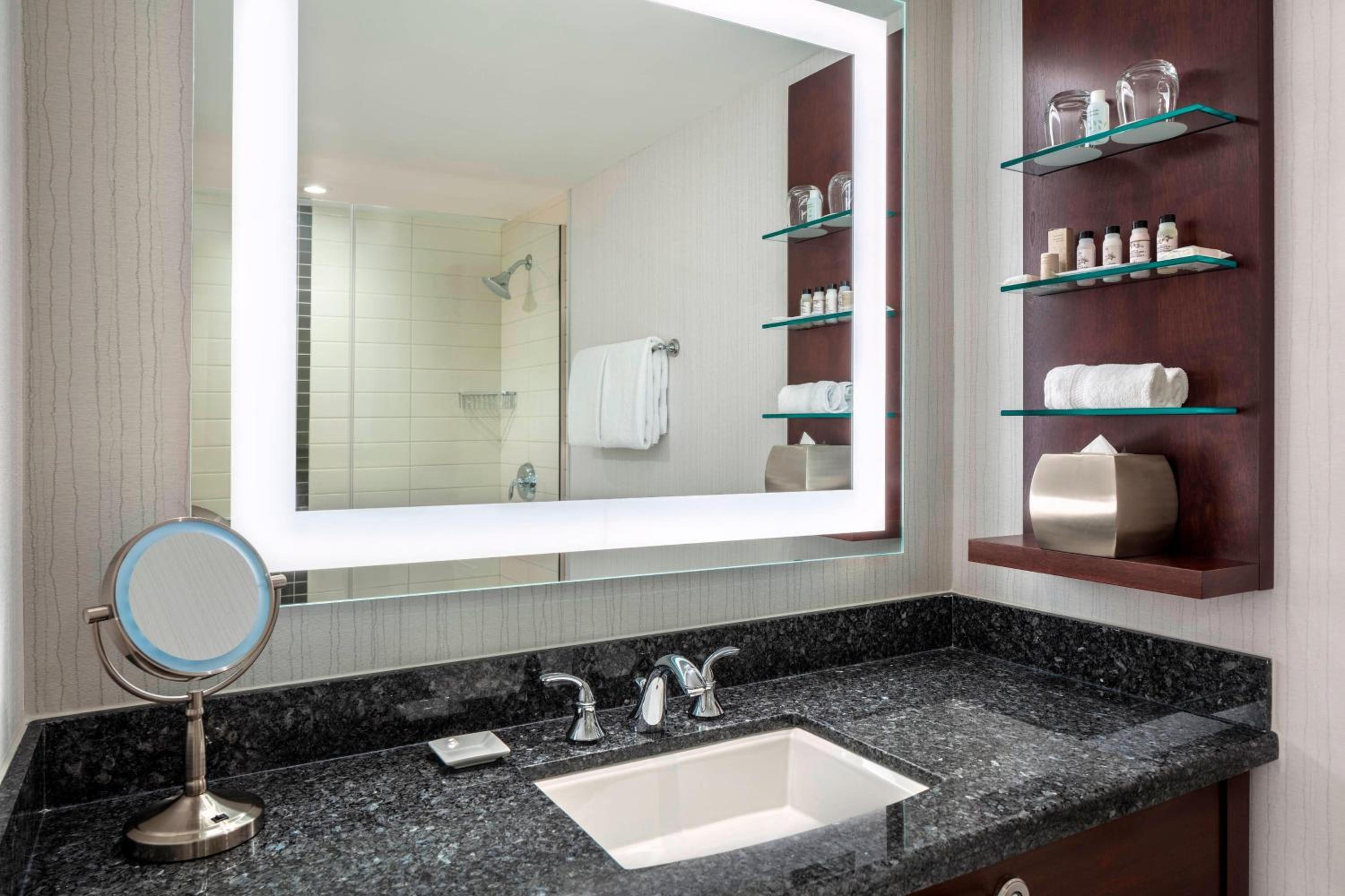 King Guest Room with City View - Photo 4