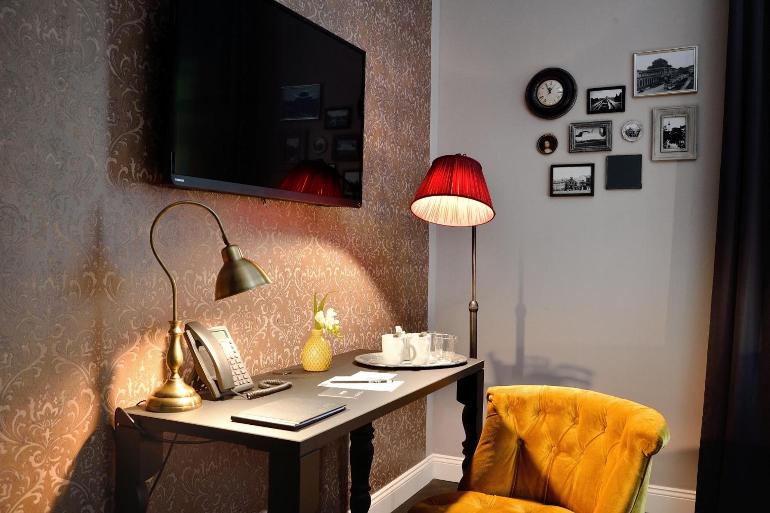 Deluxe Double Room thumbnail 6