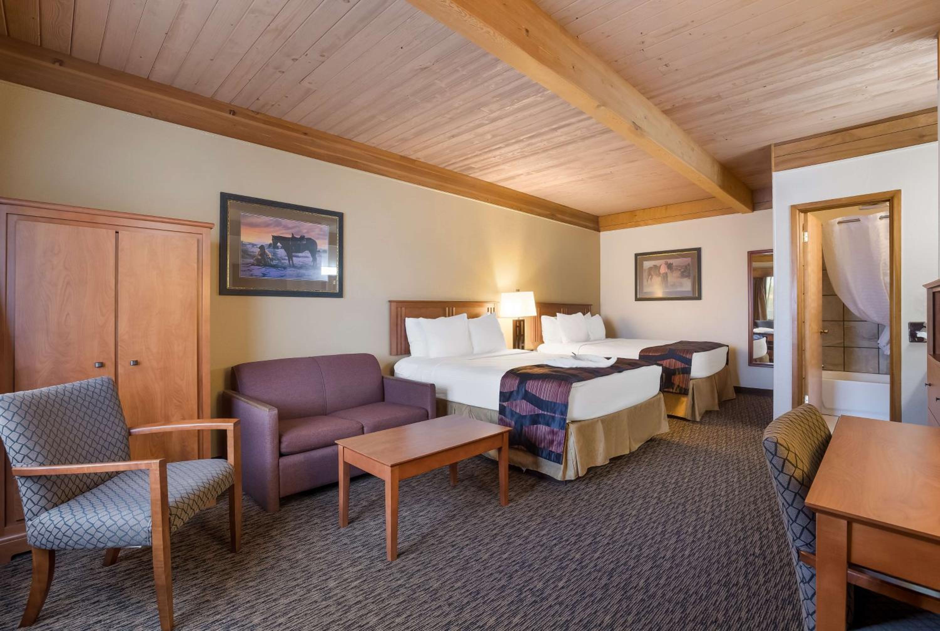 Queen Room with Two Queen Beds and Chair Bed - Non-Smoking photo 3