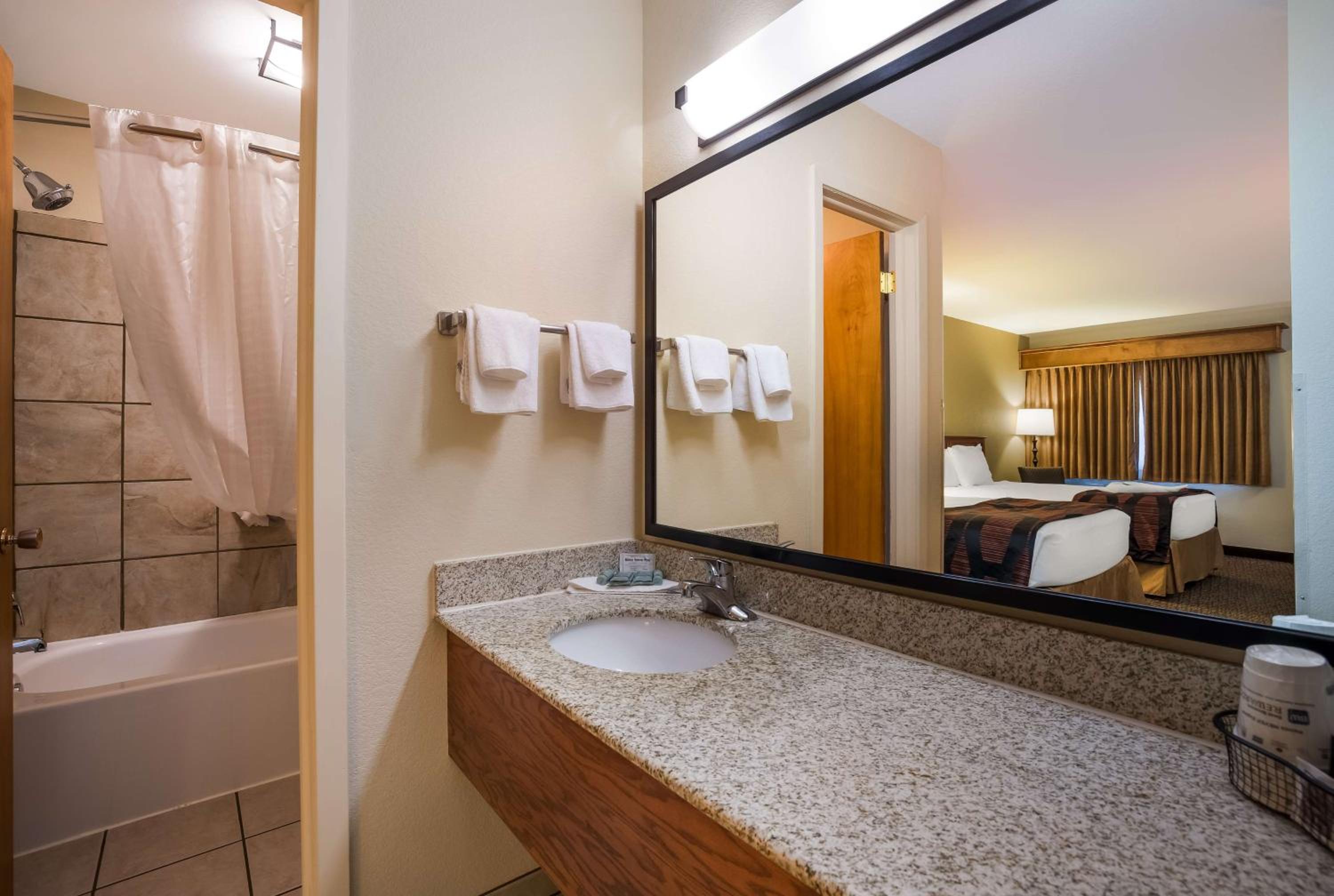 Queen Suite with Two Queen Beds - Non-Smoking photo 3