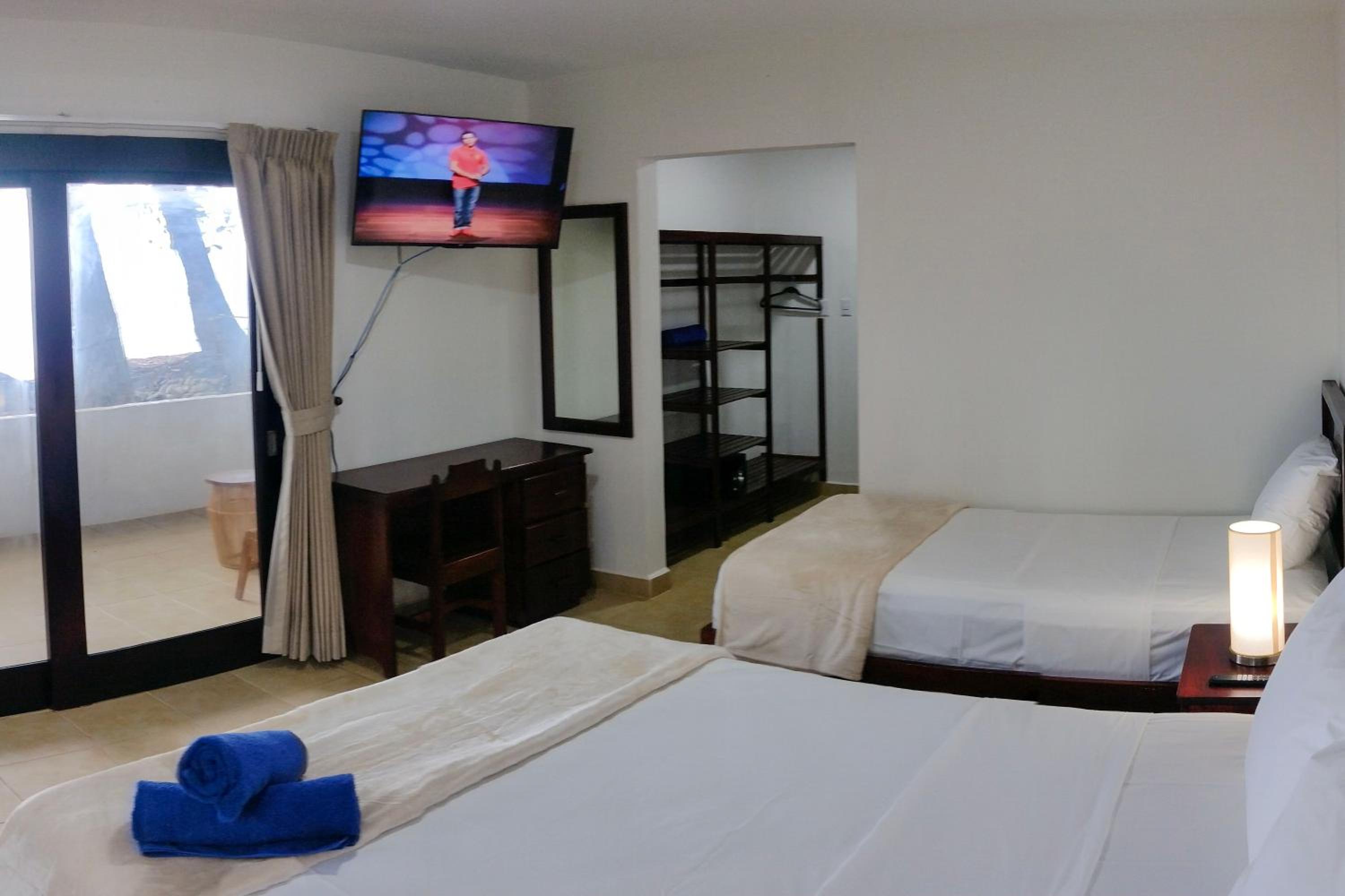 Deluxe Ocean Front 1 Queen Bed + 1 Twin Bed - Photo 7