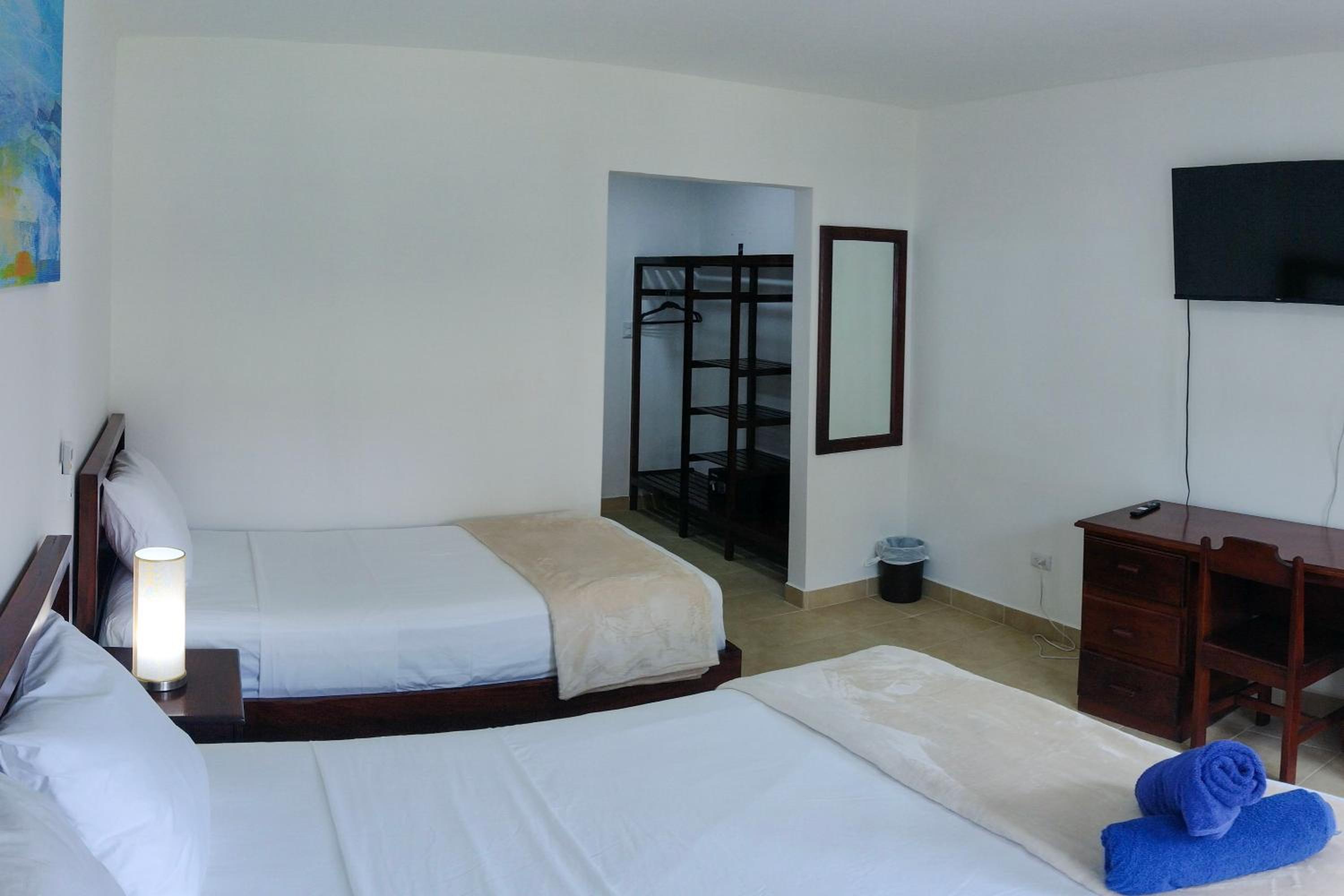 Standard Room  Plus 1 Queen Bed + 1 Twin Bed - Photo 7