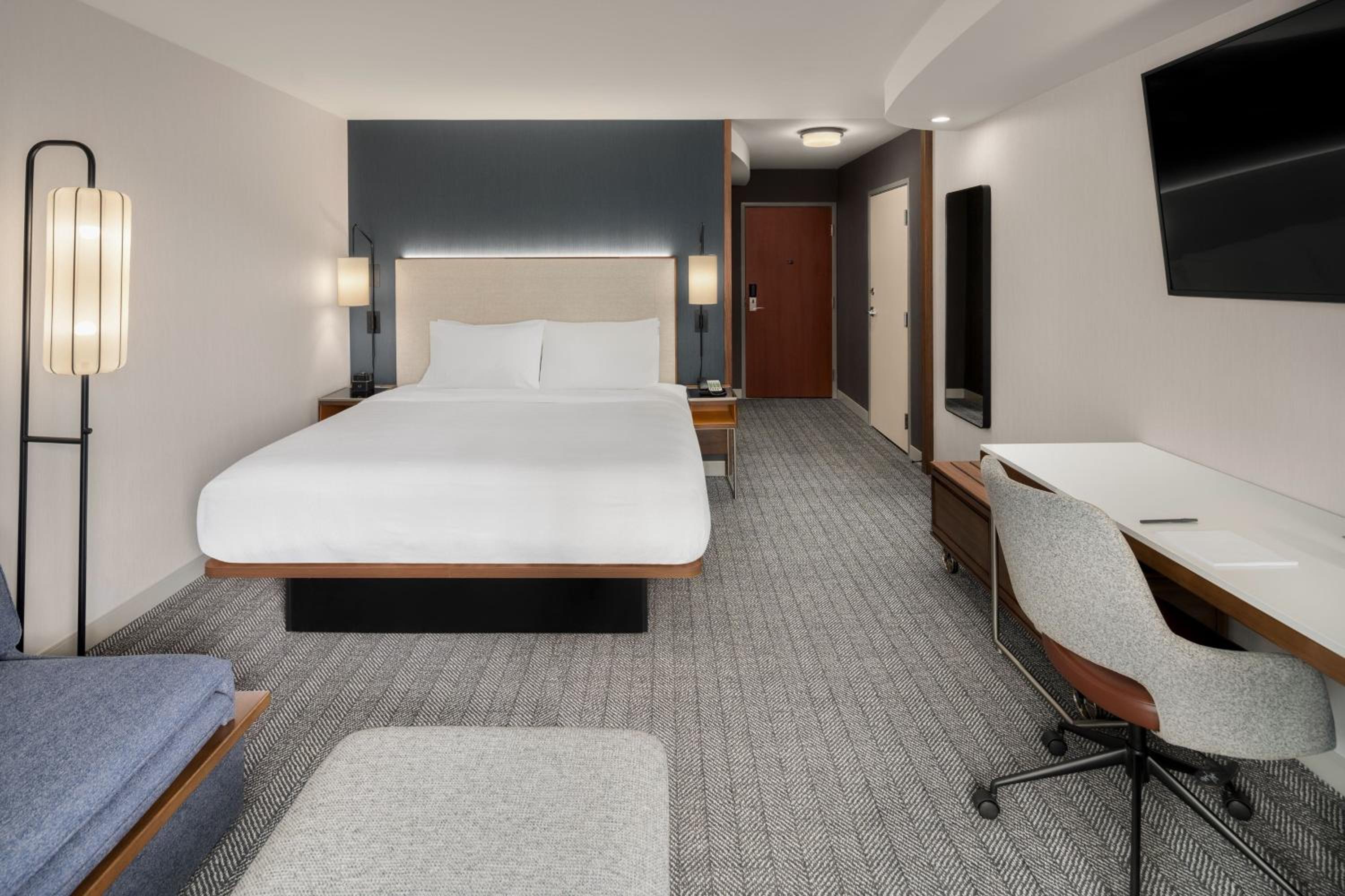 Standard King Room - Photo 7
