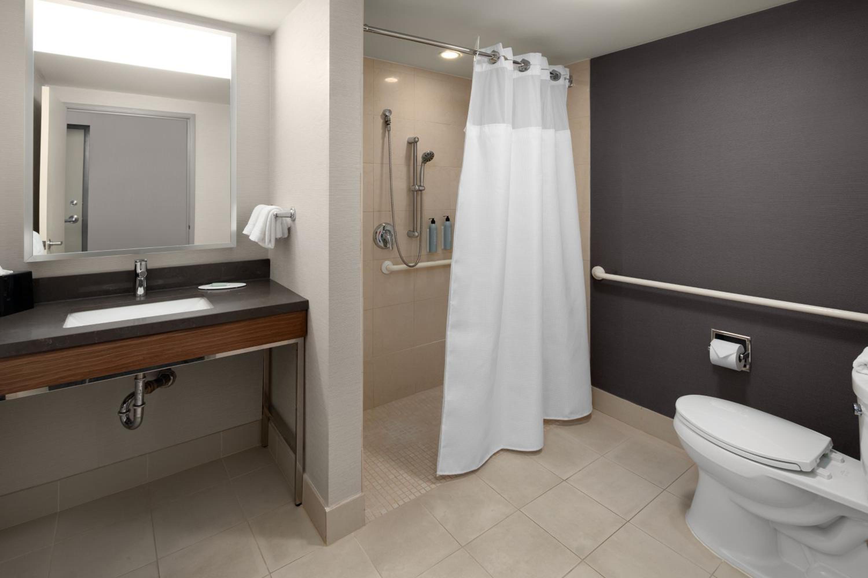 Standard King Room - Photo 10