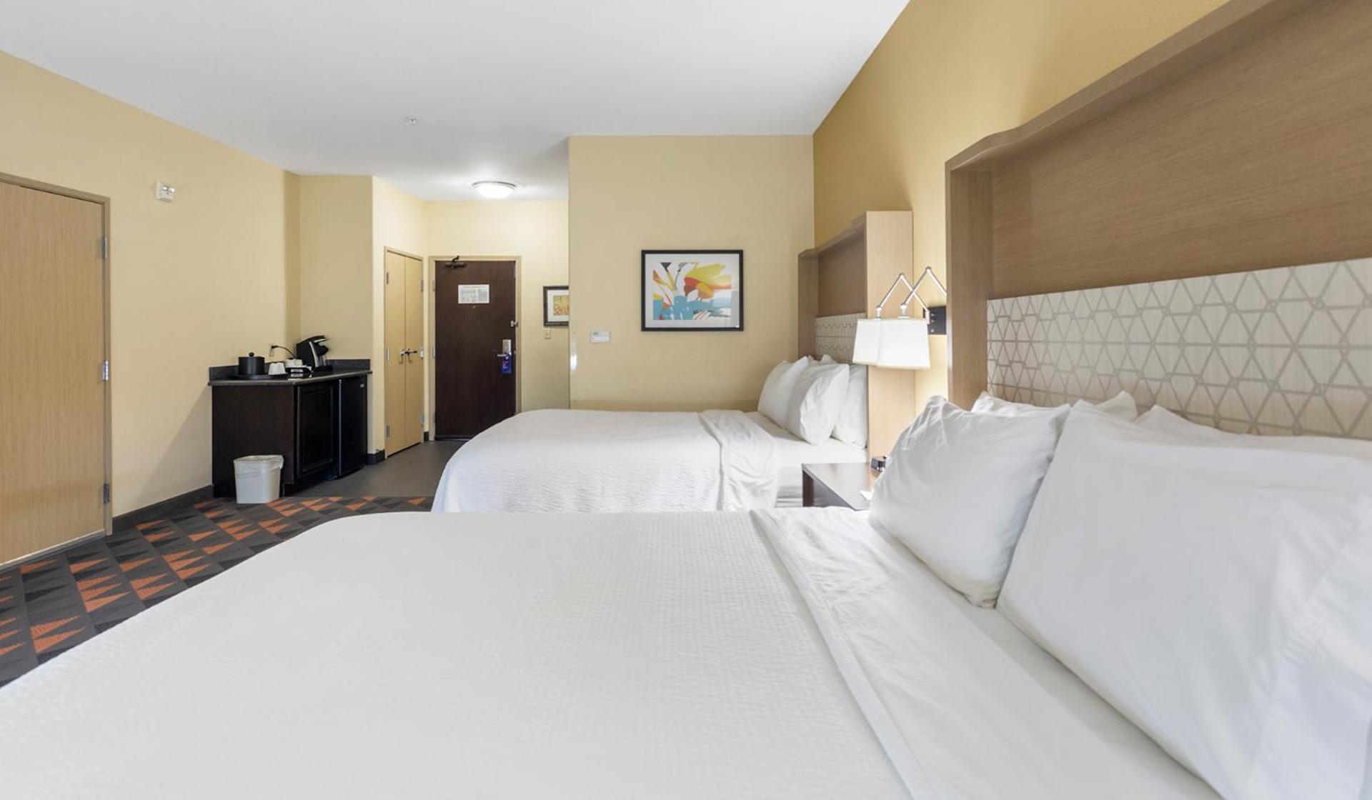 Standard Room with Two Queen Beds - Photo 1