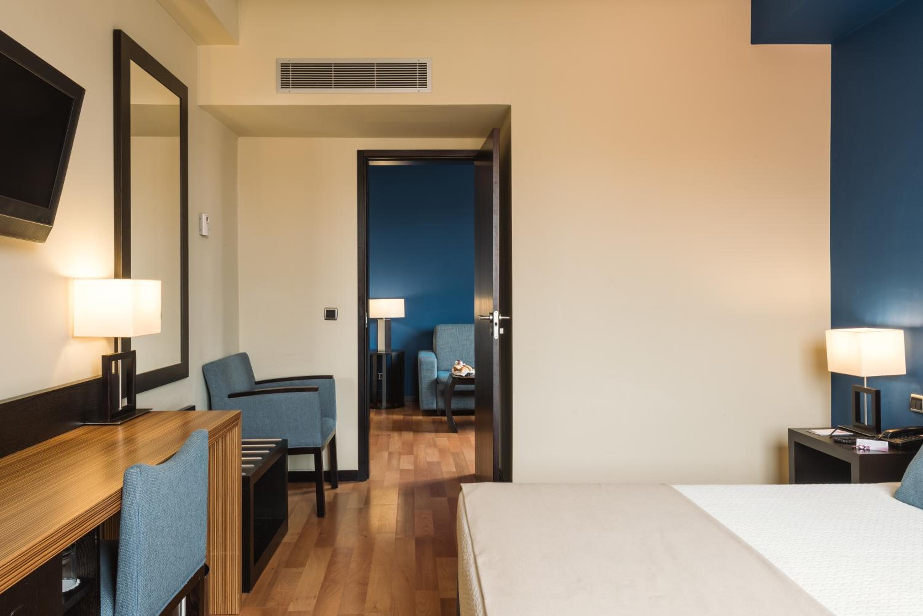 Executive Twin Room - Photo 8
