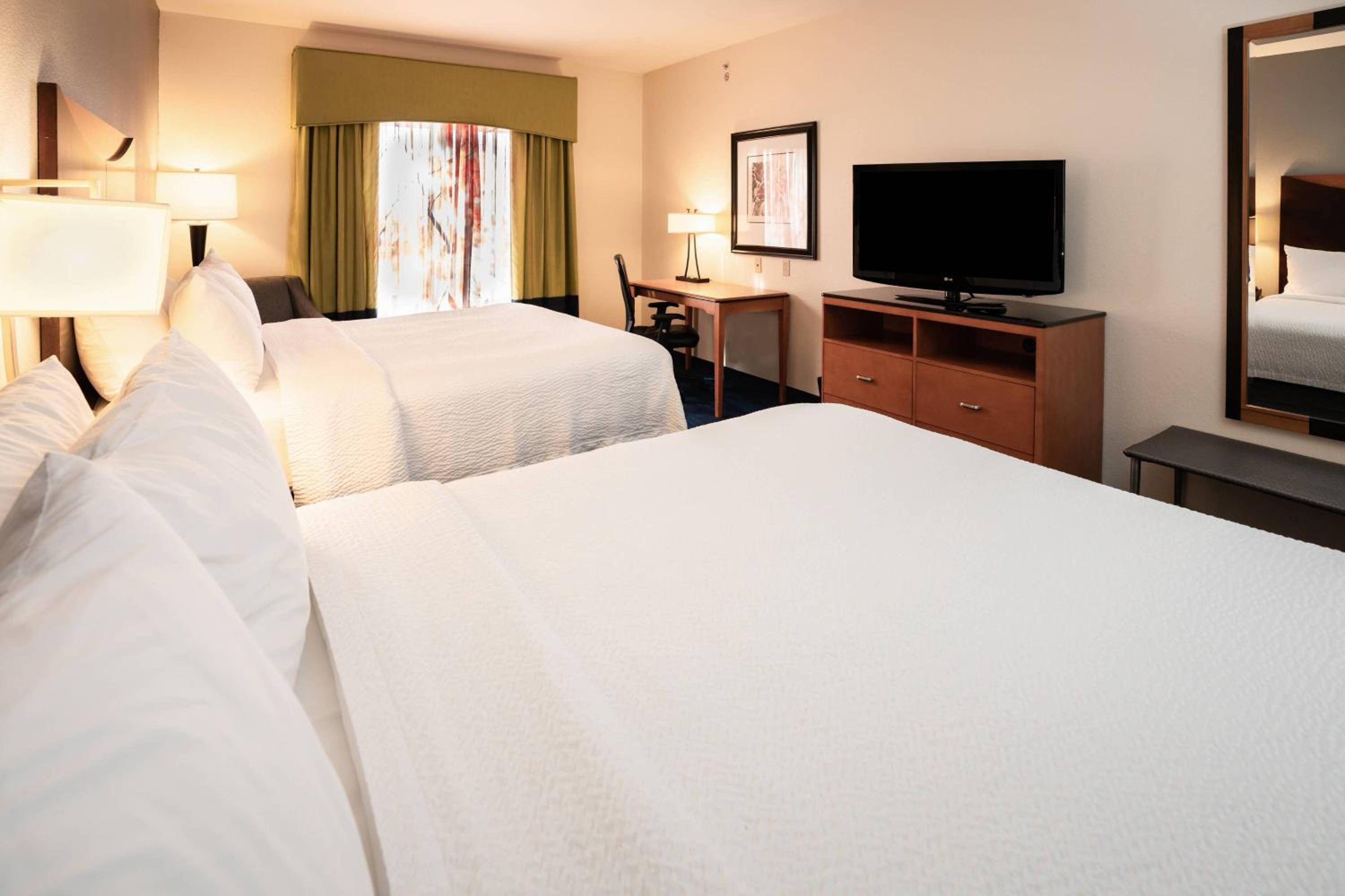 Queen Room with Two Queen Beds - Photo 2