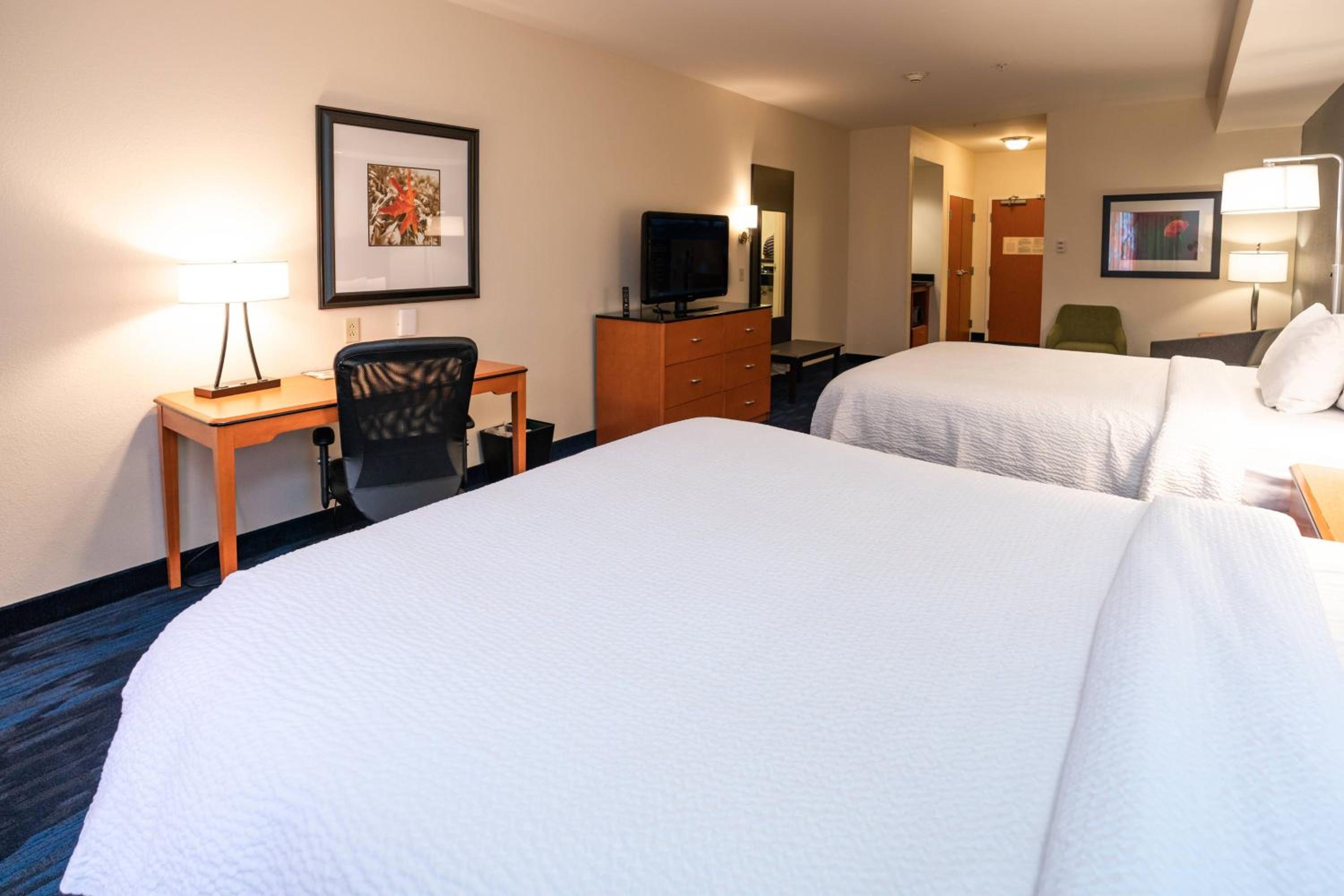 Family Suite with Two Queen Beds and Sofa Bed photo 3