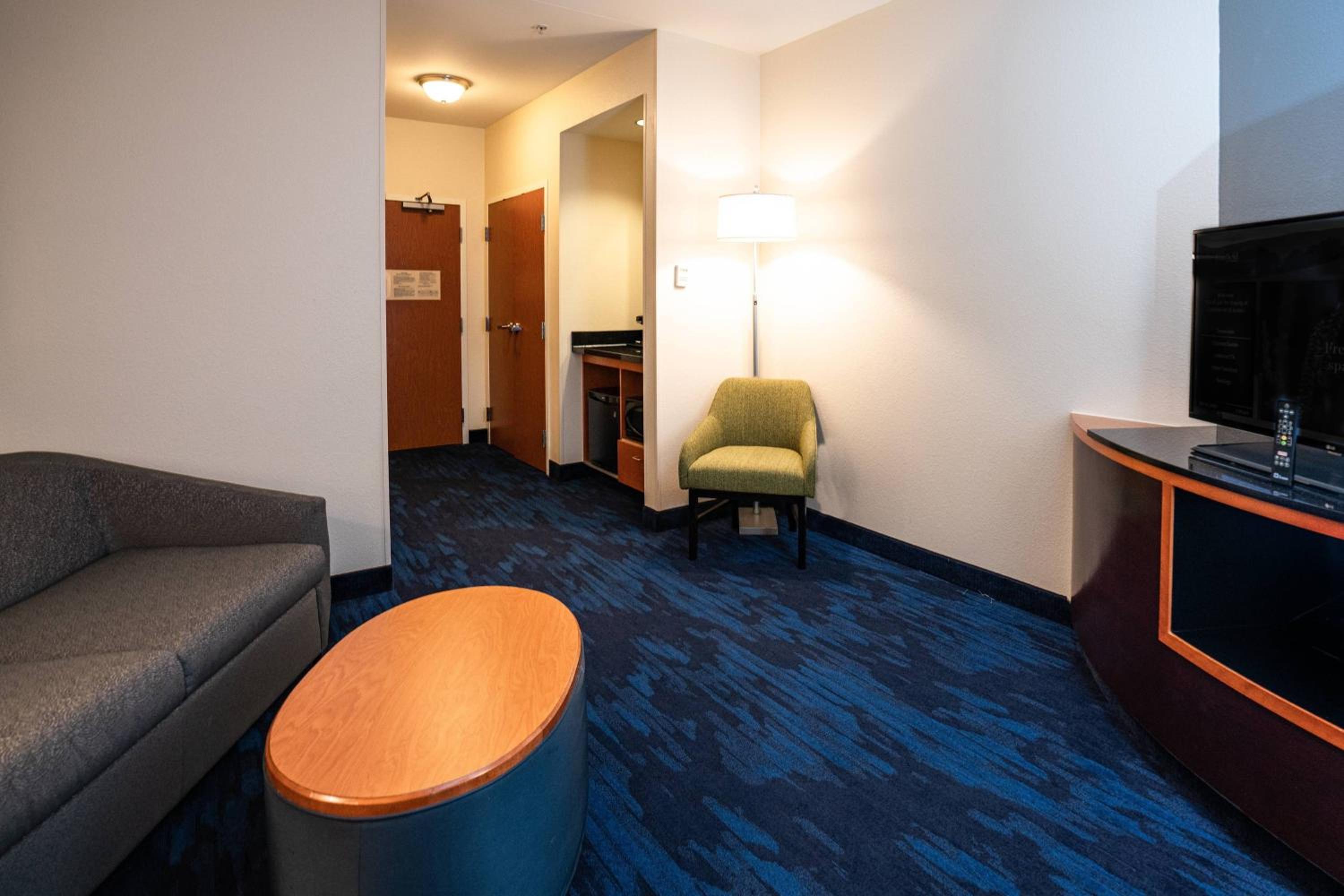 Deluxe Queen Suite with Two Queen Beds, Bathtub and Sofa Bed - Mobility Access/Hearing Accessible photo 1