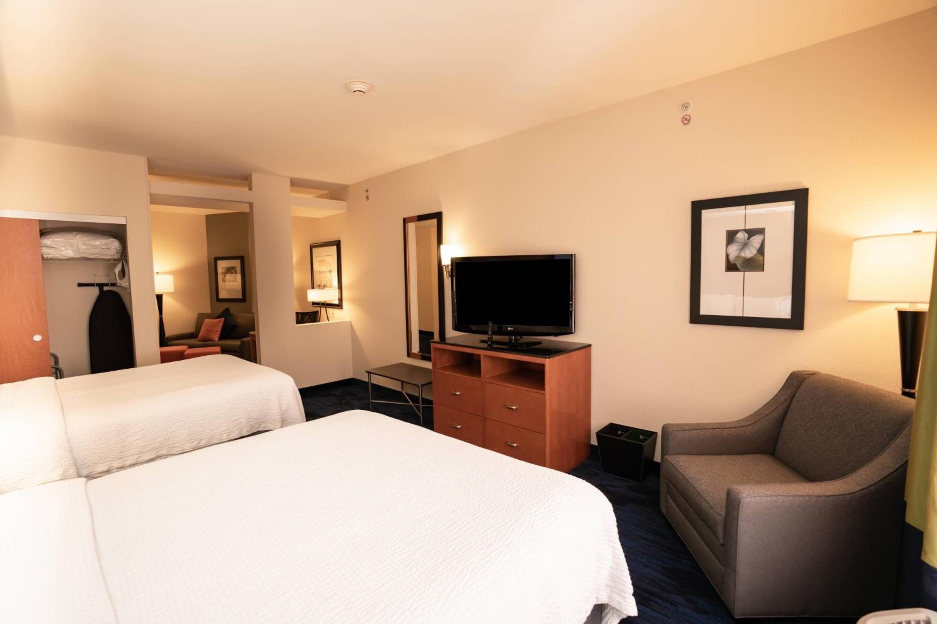 Deluxe Queen Suite with Two Queen Beds, Bathtub and Sofa Bed - Mobility Access/Hearing Accessible photo 2