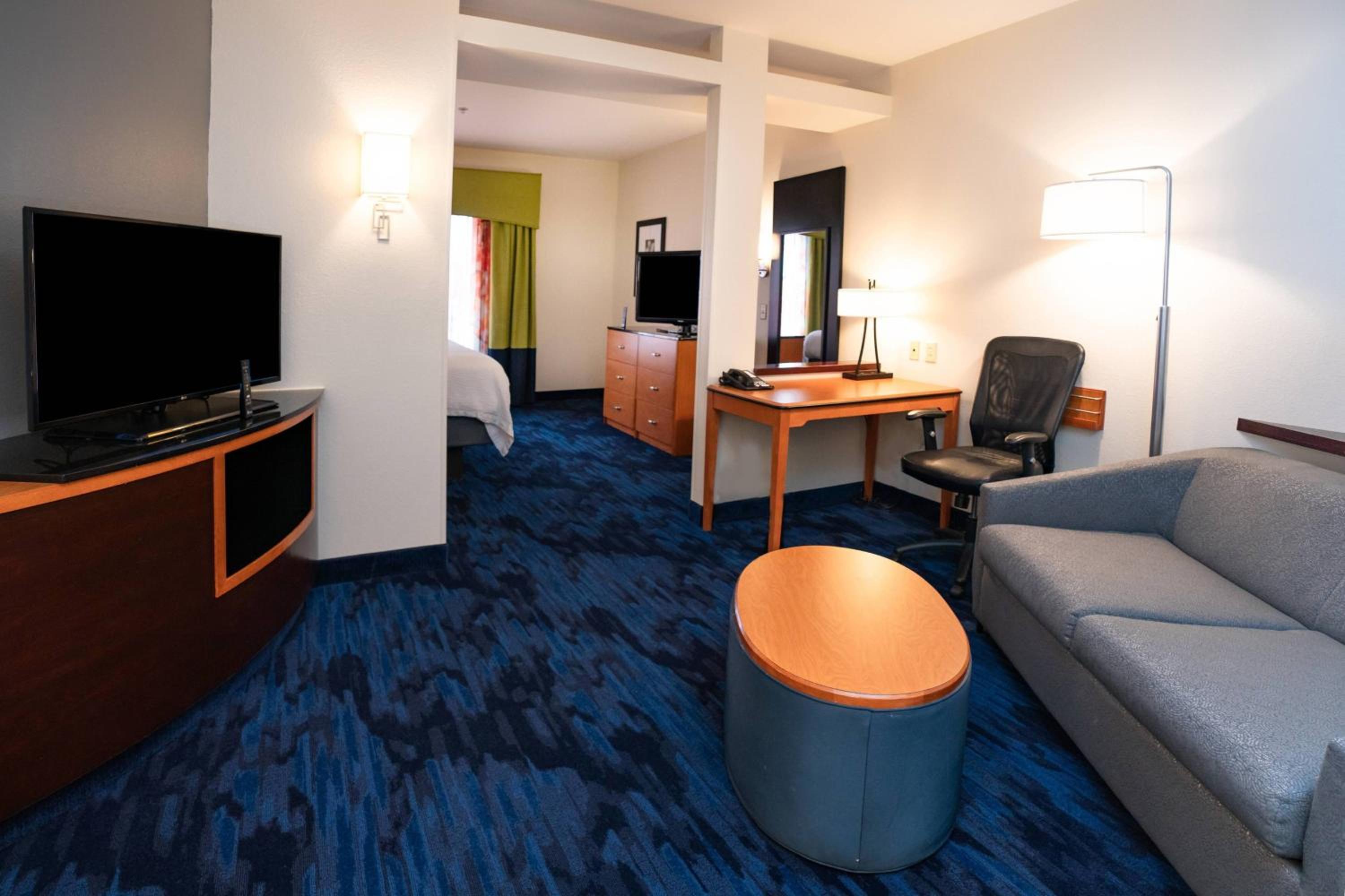 Deluxe King Suite with Sofa Bed photo 1