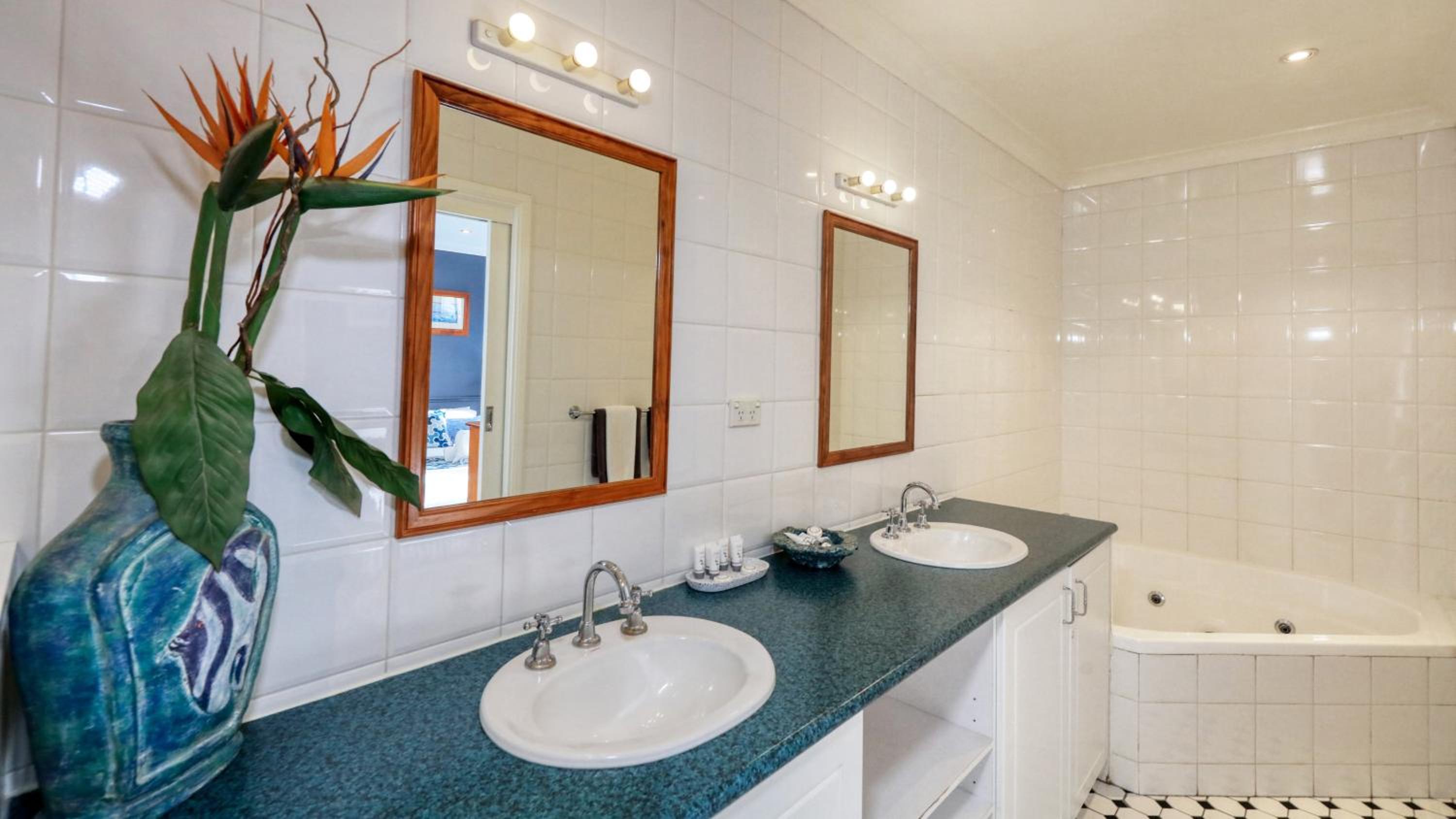 Queen Room with Spa Bath - Photo 4