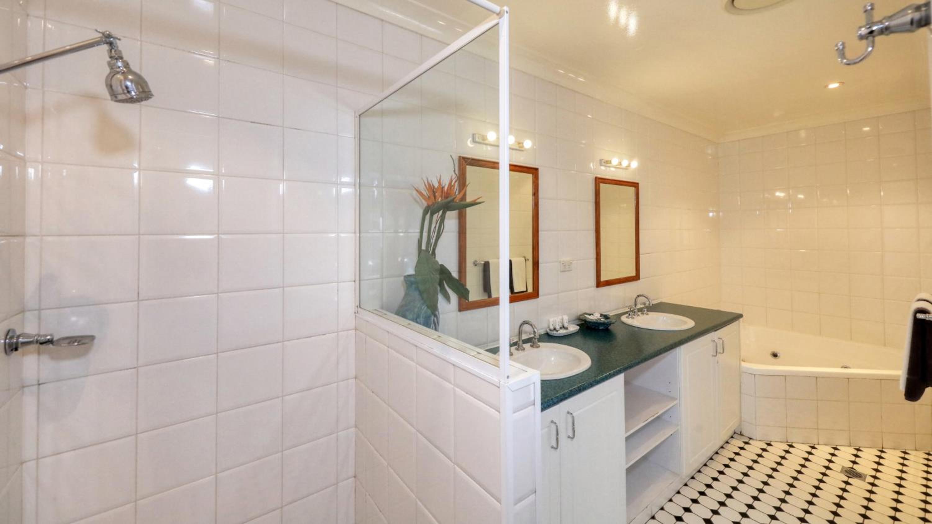 Queen Room with Spa Bath - Photo 6