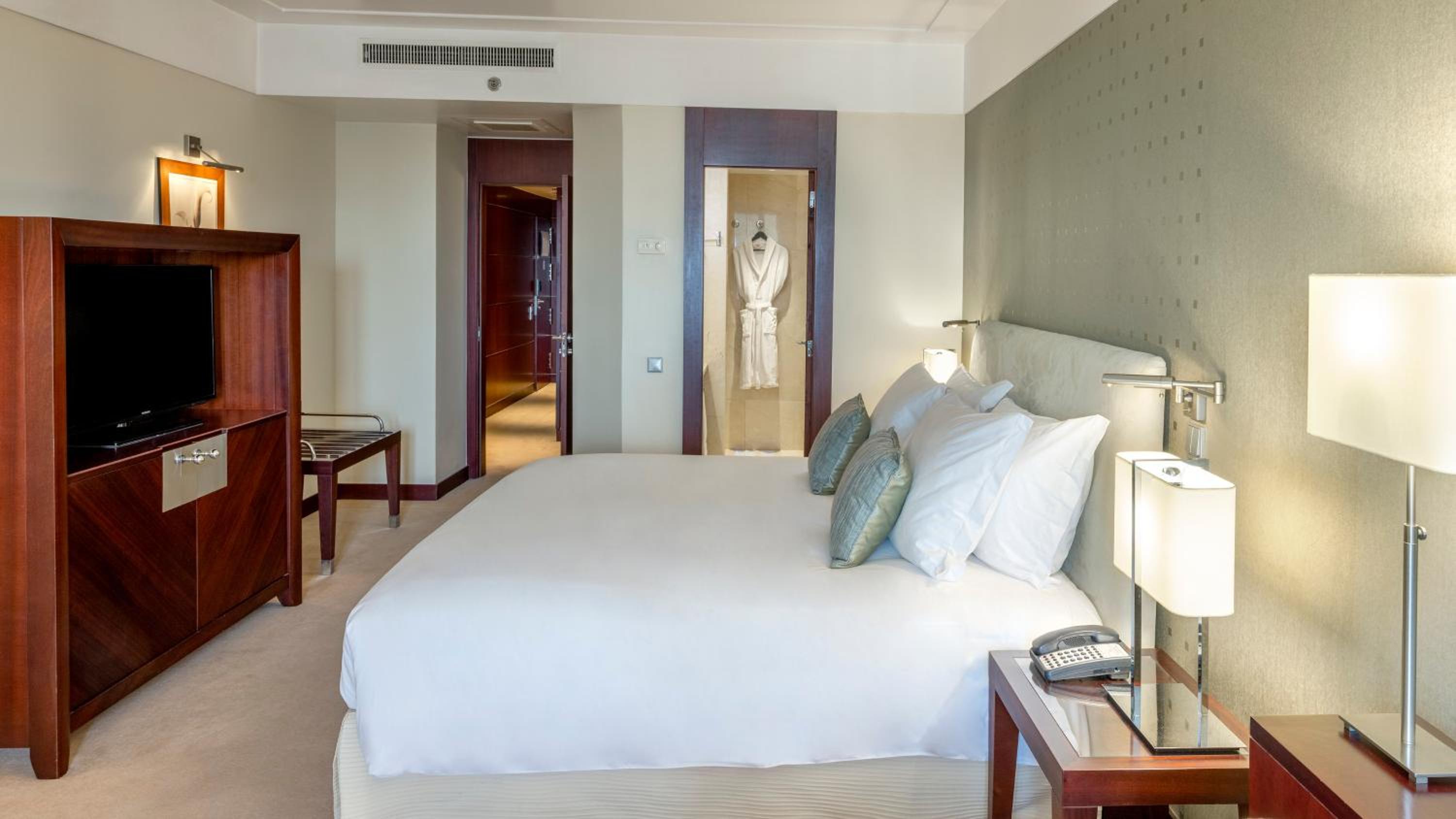 Standard Queen Room With City View thumbnail 6