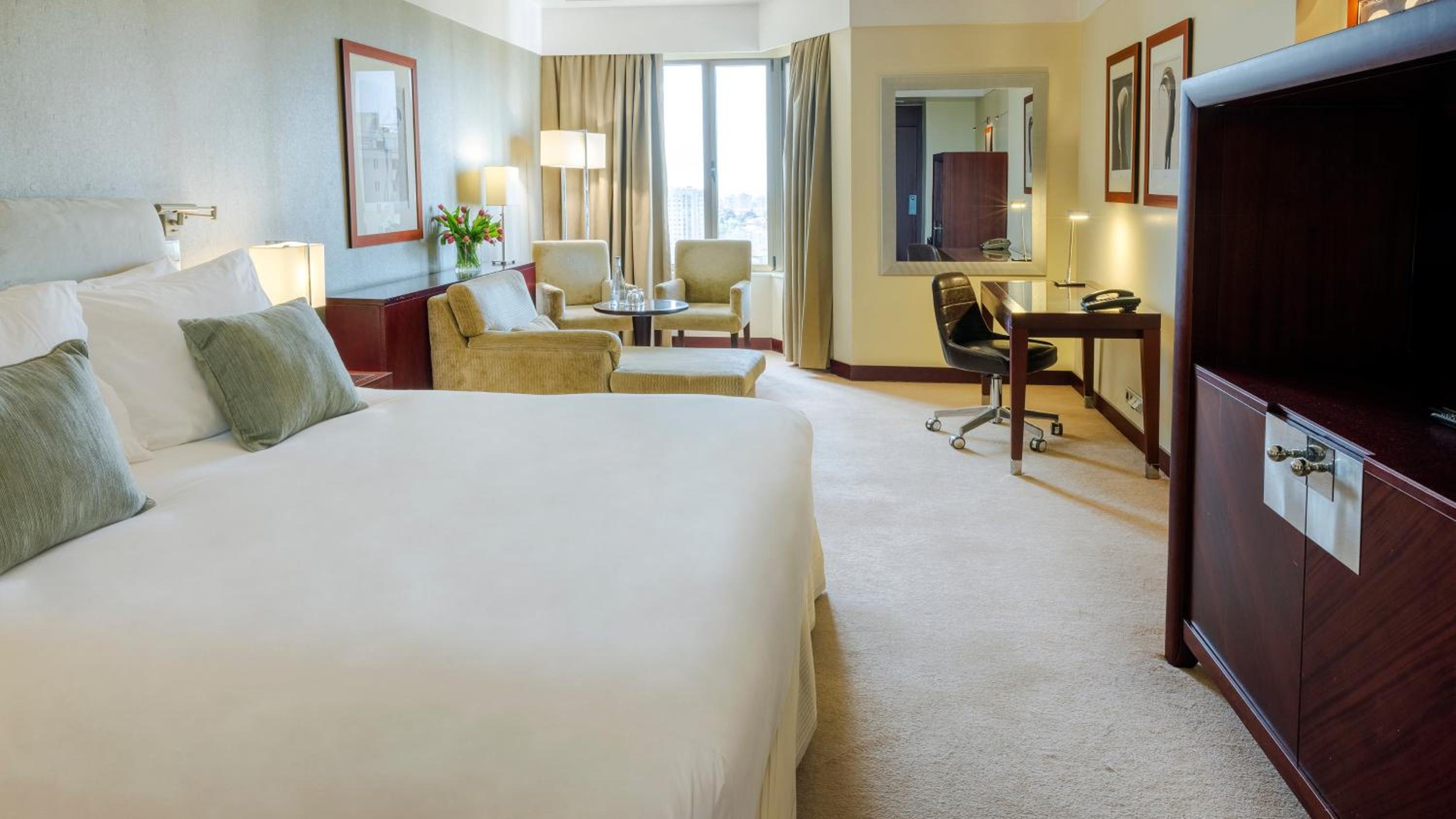 Junior King Suite With City View thumbnail 5