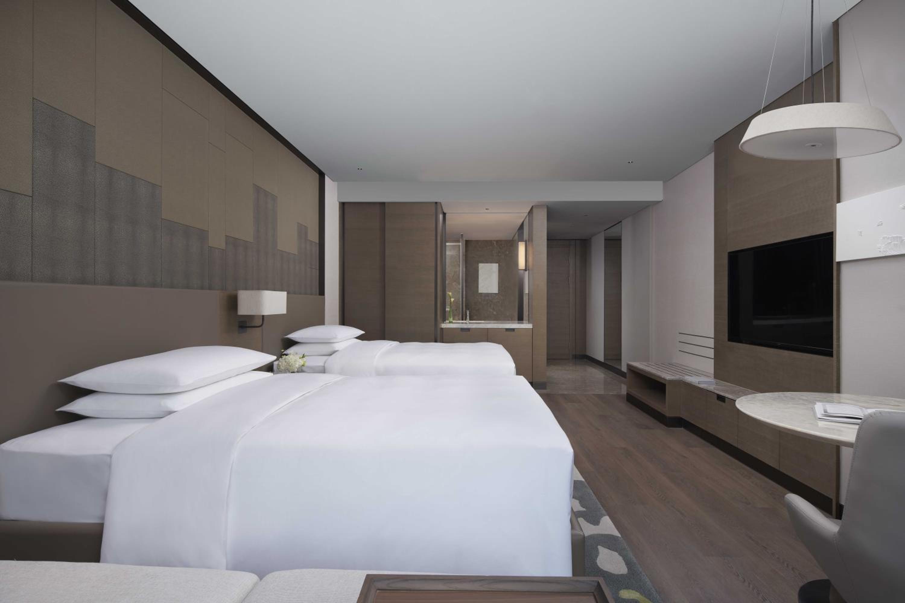 Double Room with Two Double Beds and City View  - Photo 1