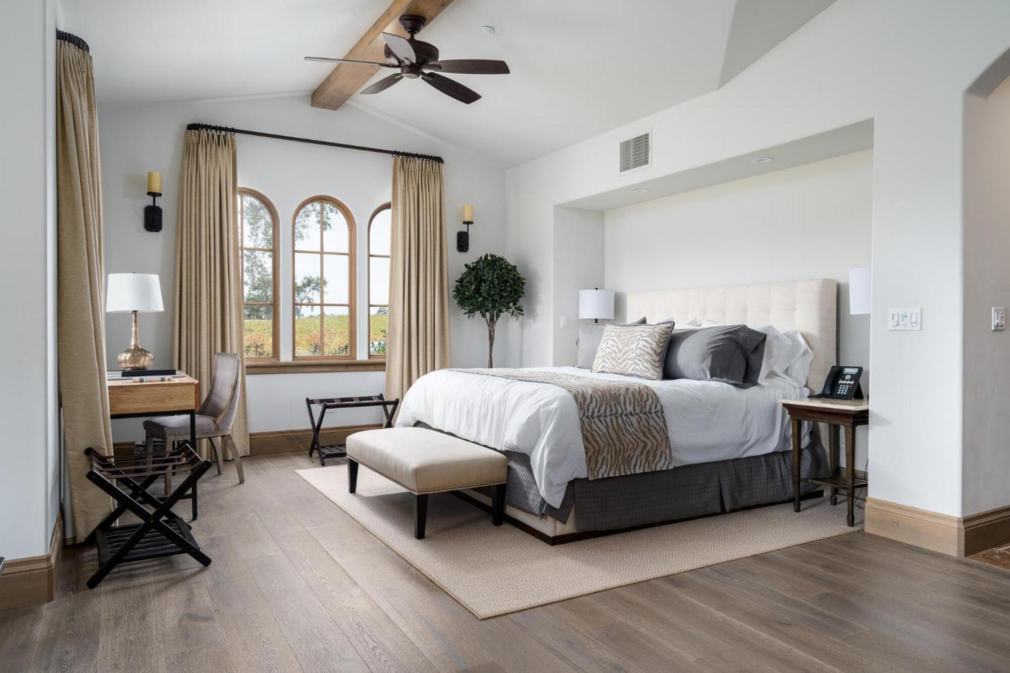 King Suite with Balcony photo 3