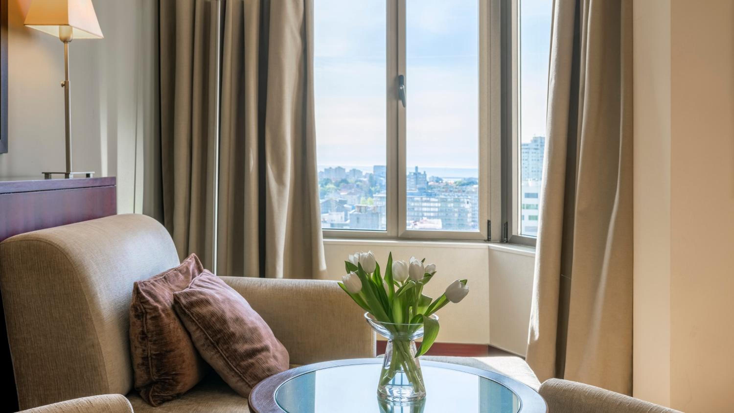 Junior King Suite With City View - High Floor thumbnail 5