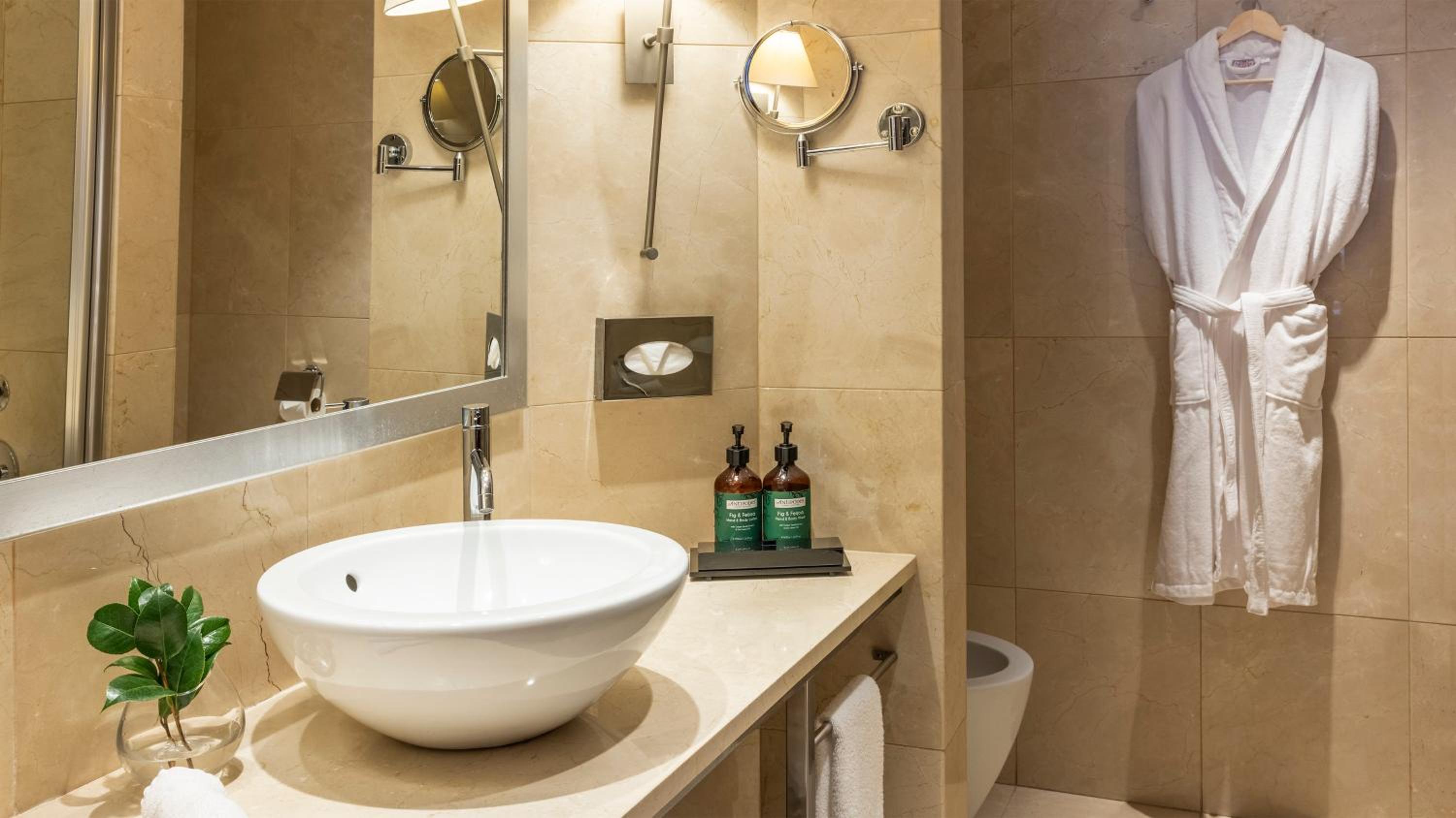 Junior King Suite With City View - High Floor thumbnail 6