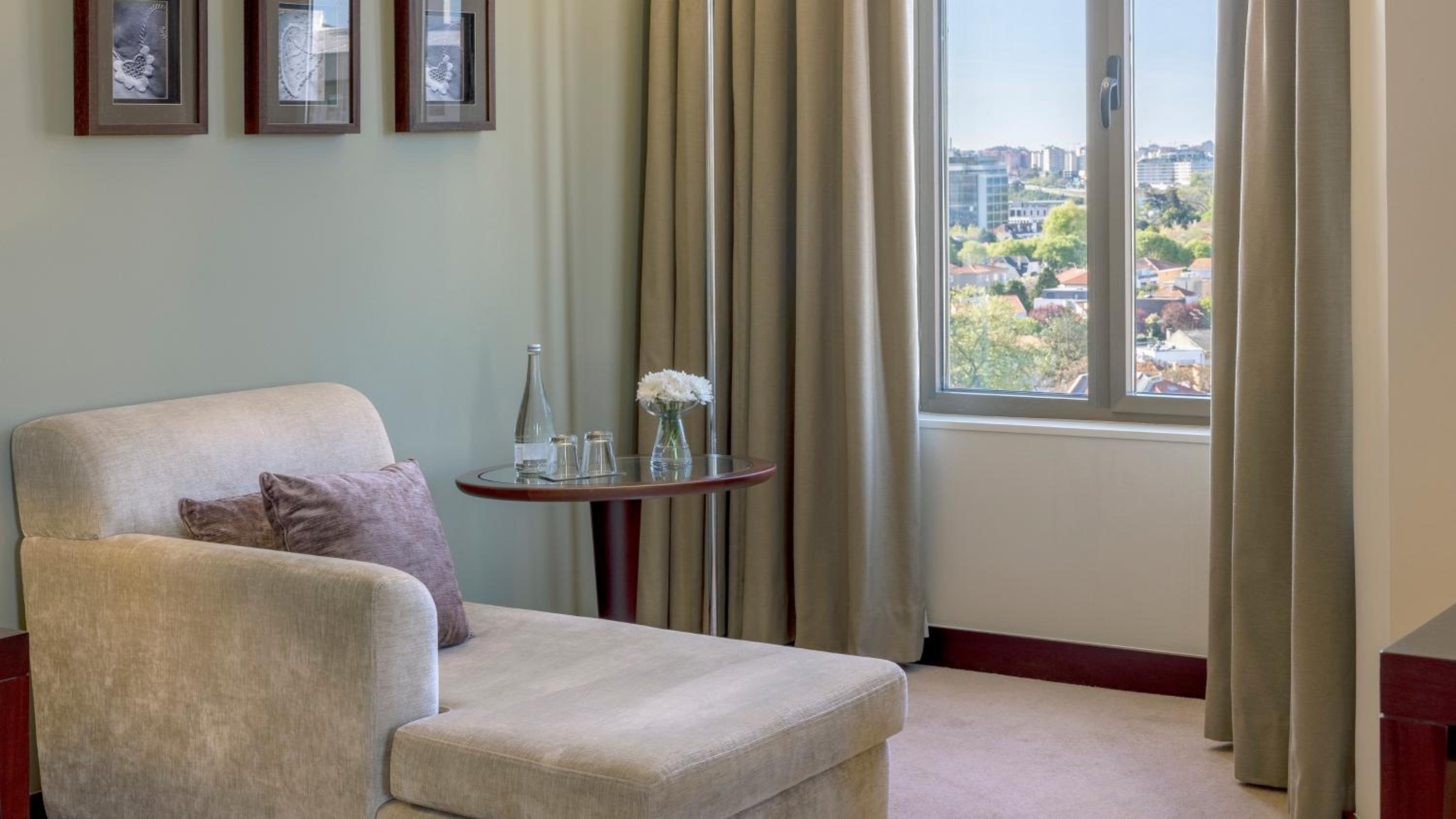 One-Bedroom Suite - Photo 3