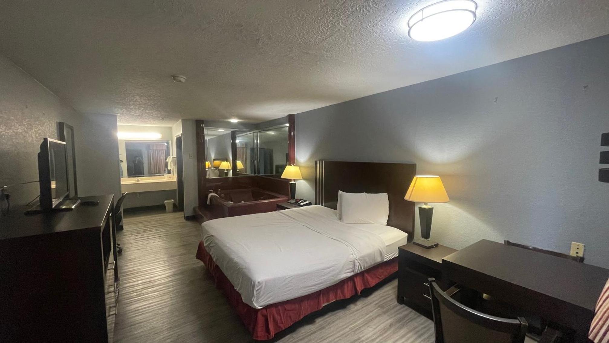 King Suite with Spa Bath - Photo 4