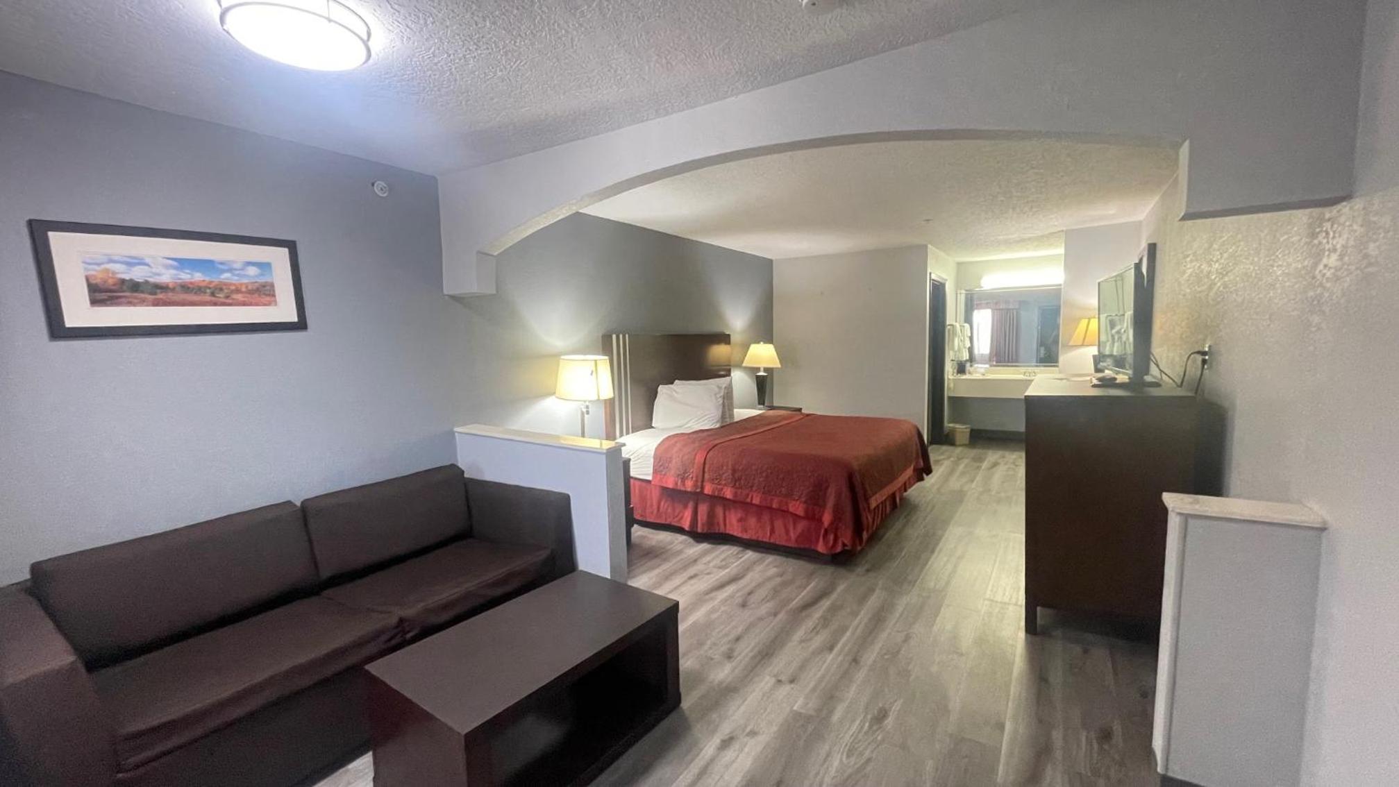 1 King Bed, Mobility Accessible Suite, Kitchen, Smoking - Photo 1