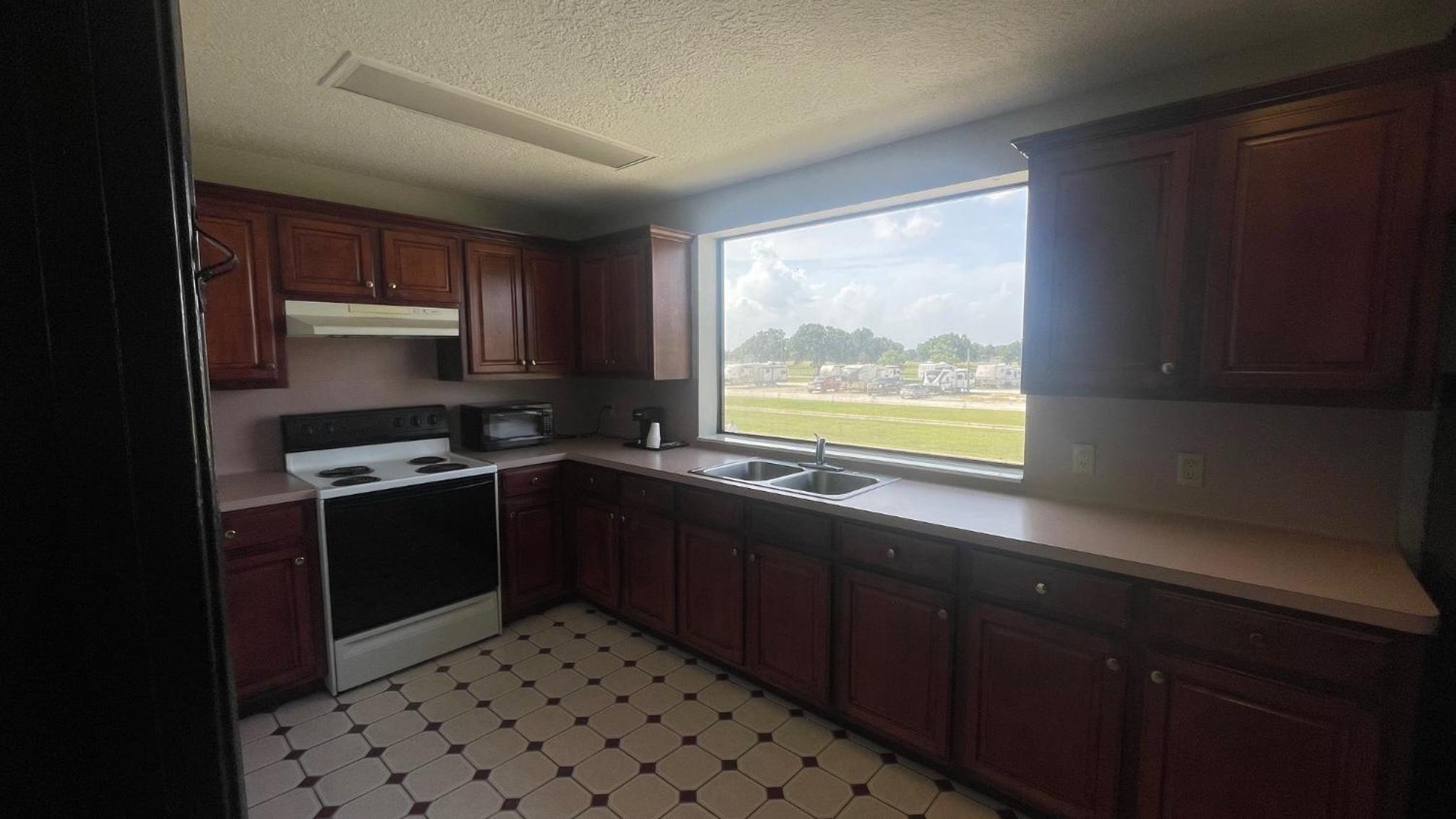 1 King Bed, Mobility Accessible Suite, Kitchen, Smoking - Photo 3