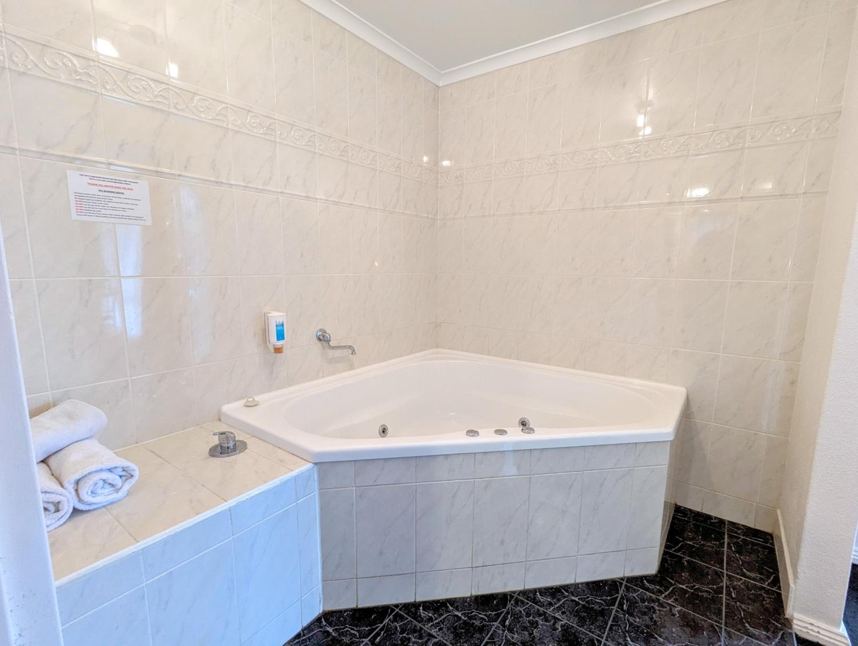 Deluxe Room with Spa Bath photo 3
