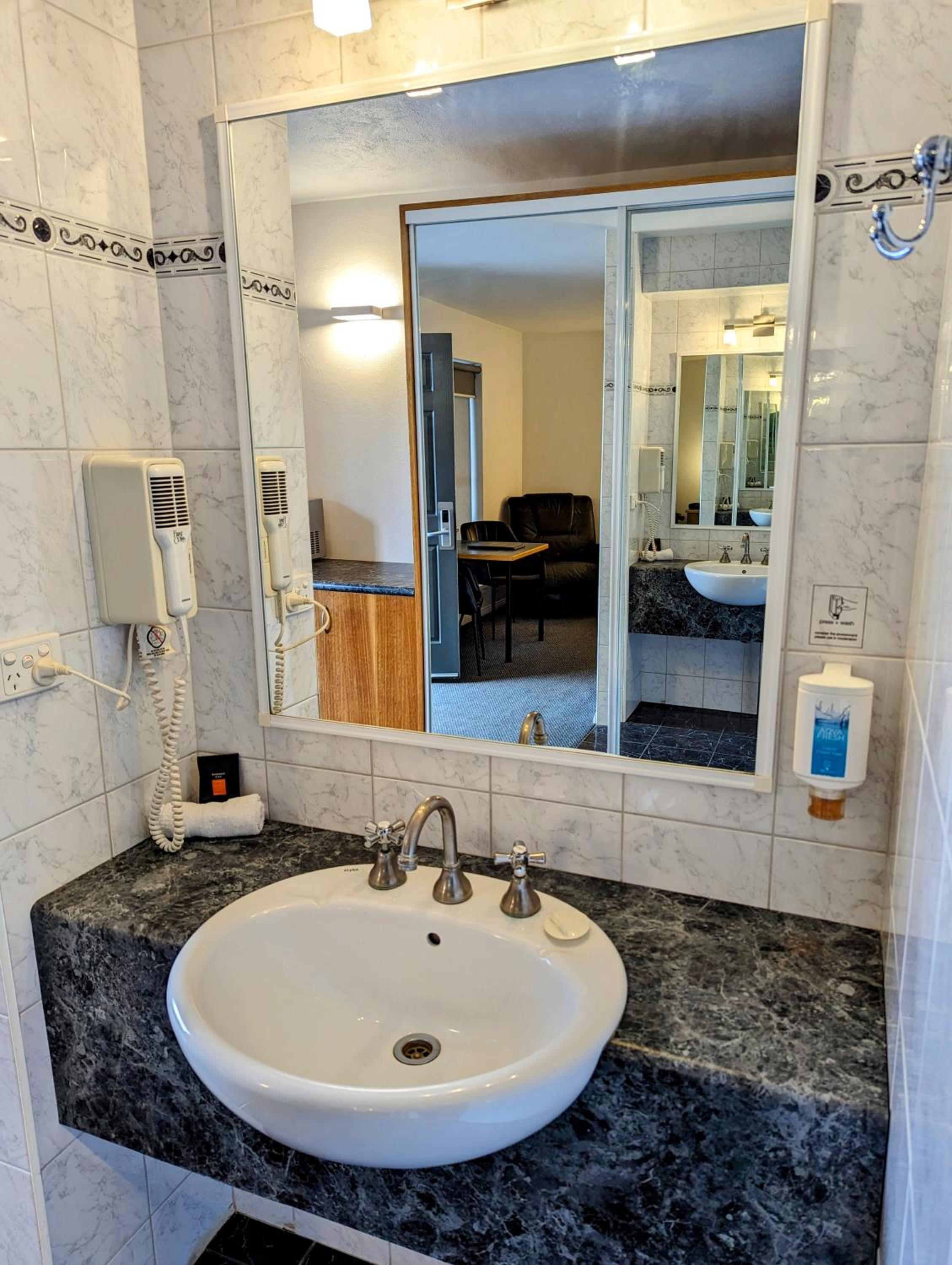 Standard Queen Room photo 2