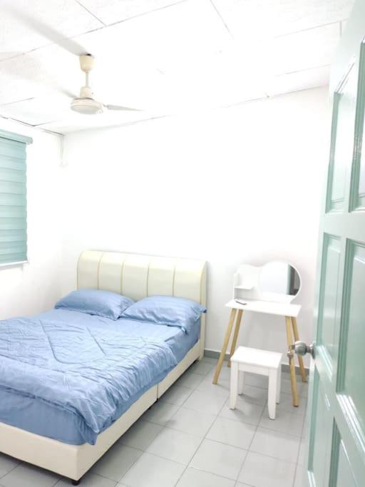 Three-Bedroom House photo 3