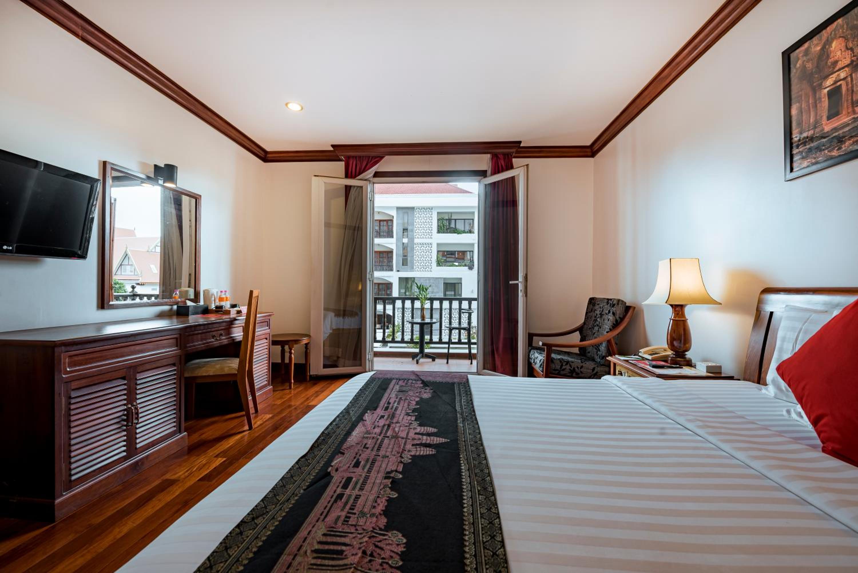 Deluxe King Room with Balcony - Photo 2