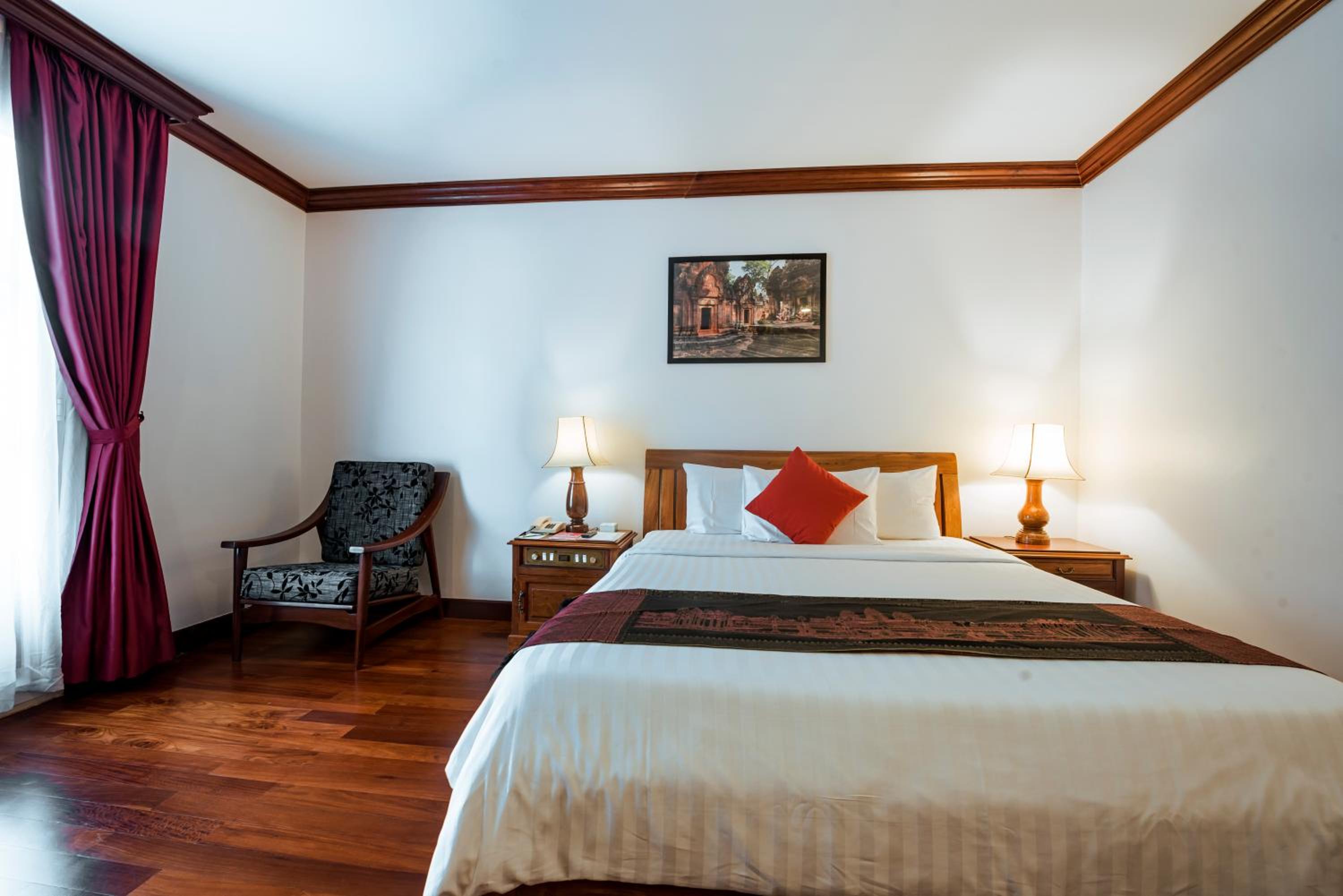 Deluxe King Room with Balcony - Photo 3