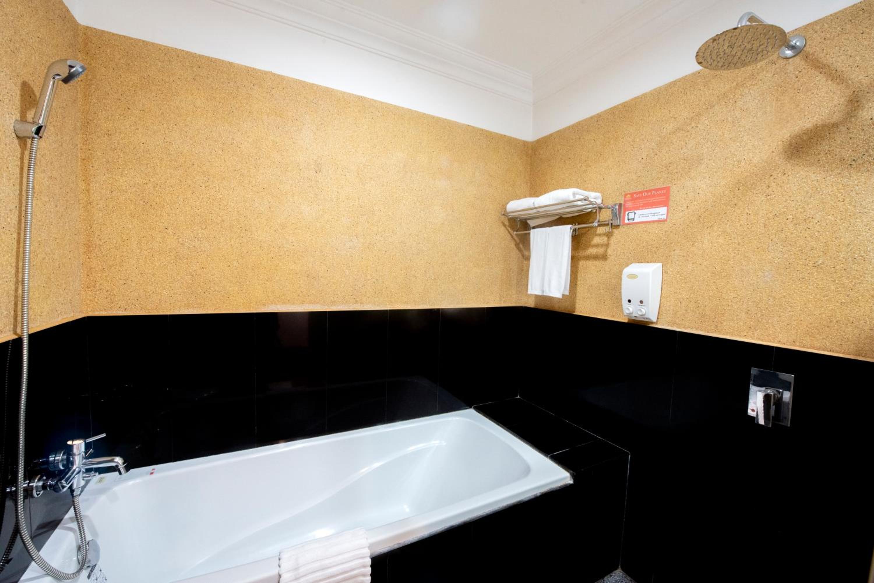 Deluxe King Room with Balcony - Photo 7