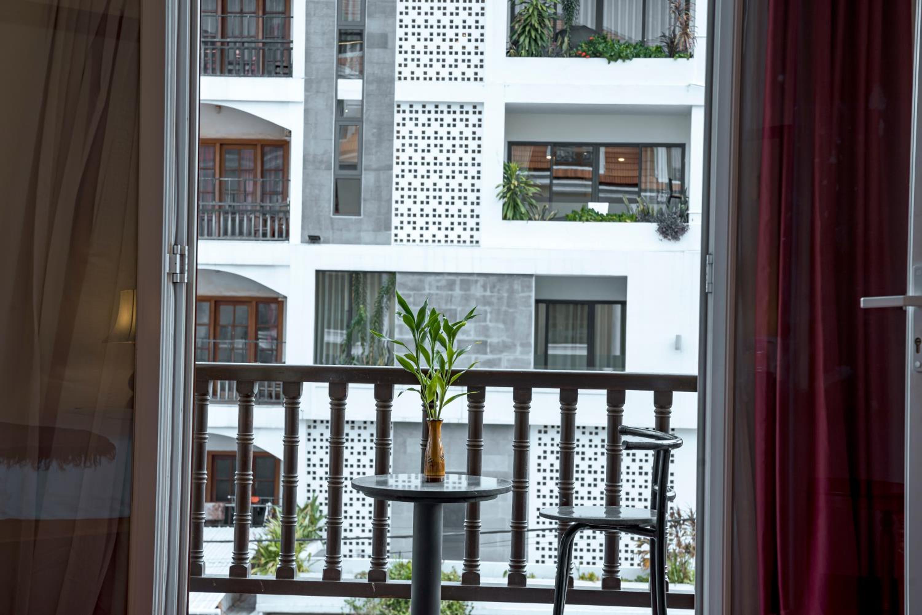 Deluxe King Room with Balcony - Photo 5